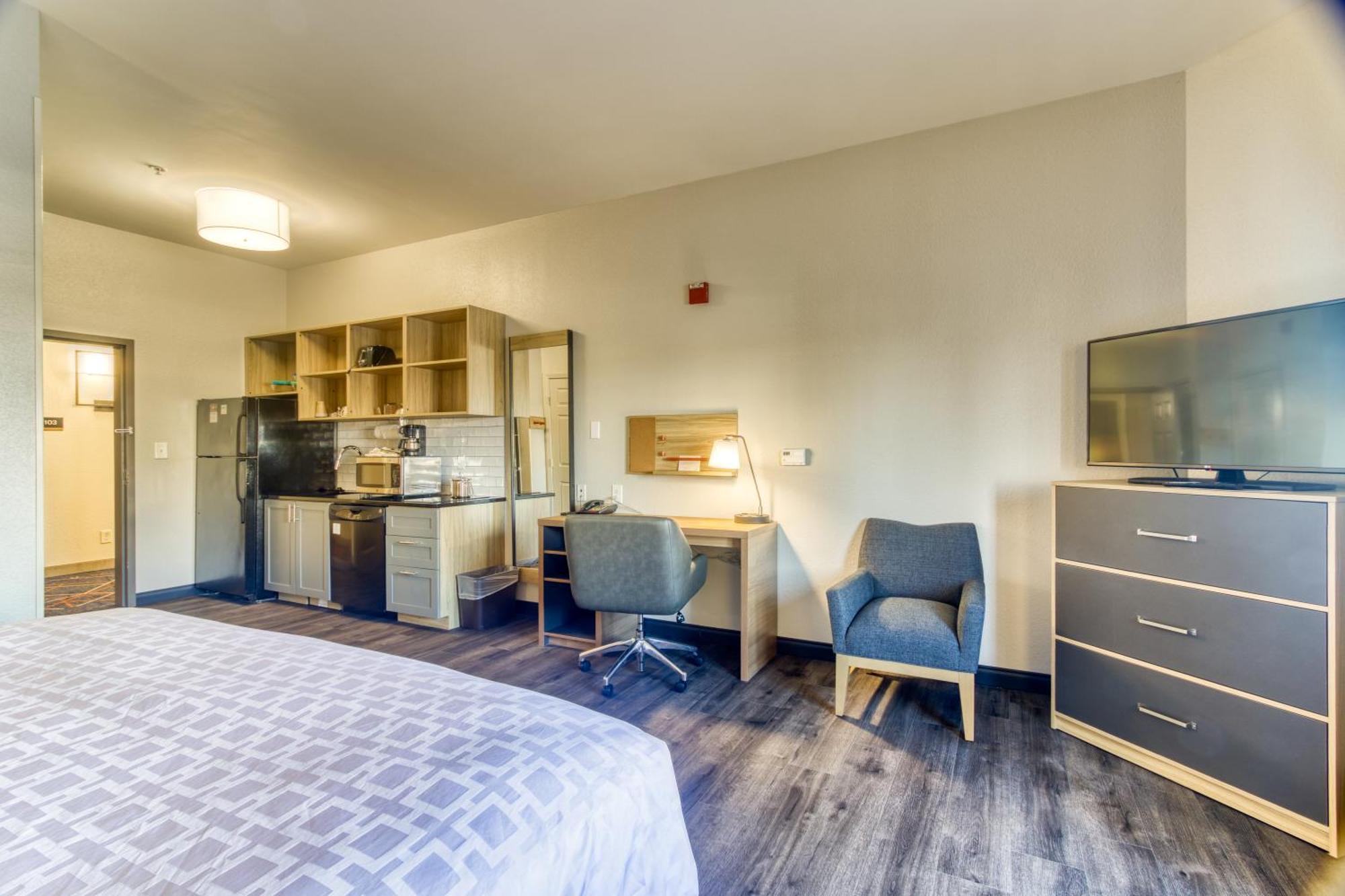 One-Bedroom Queen Suite