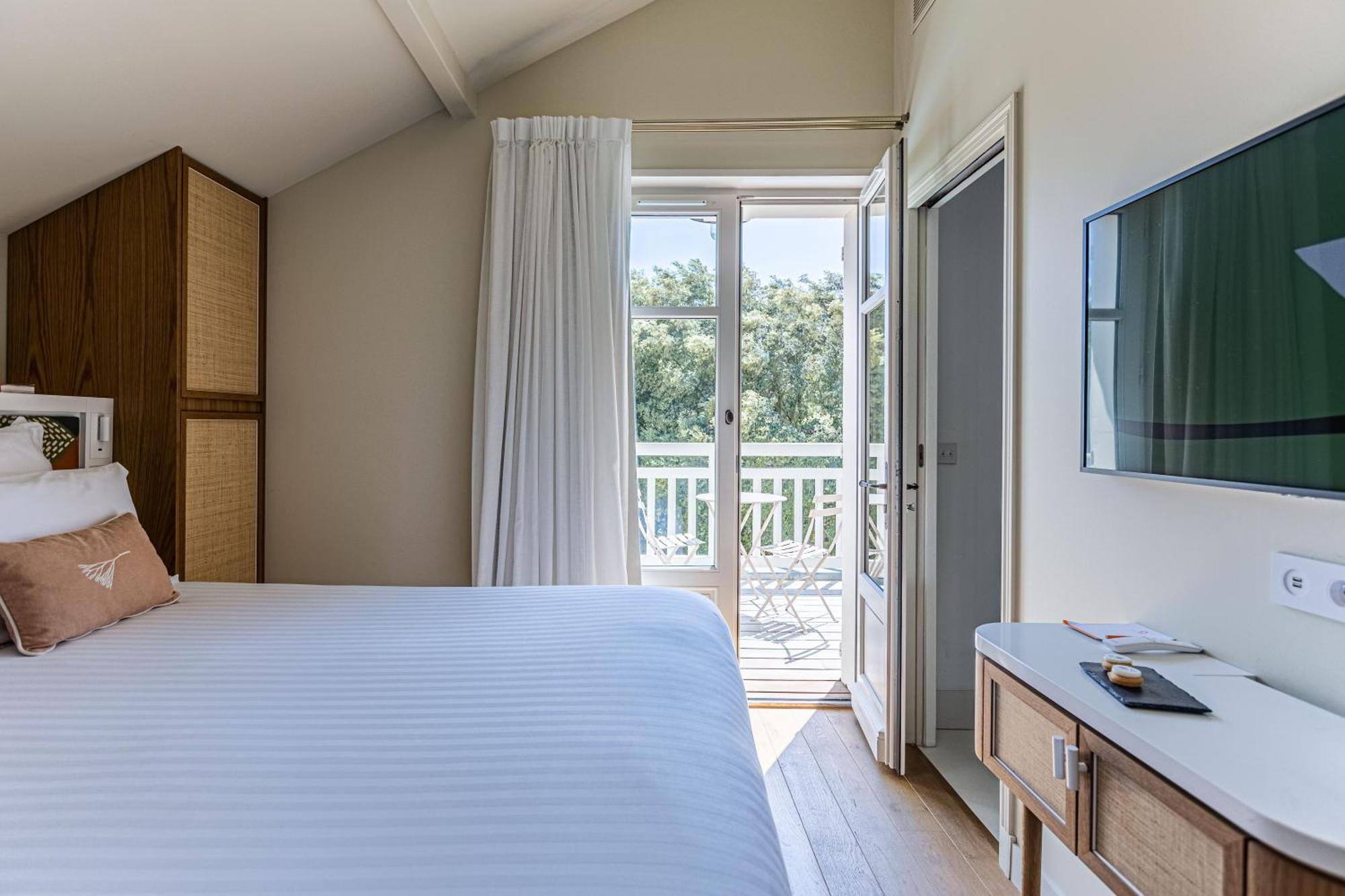 Double Room Balcony or Terrace Garden View,1559791840:JPEG