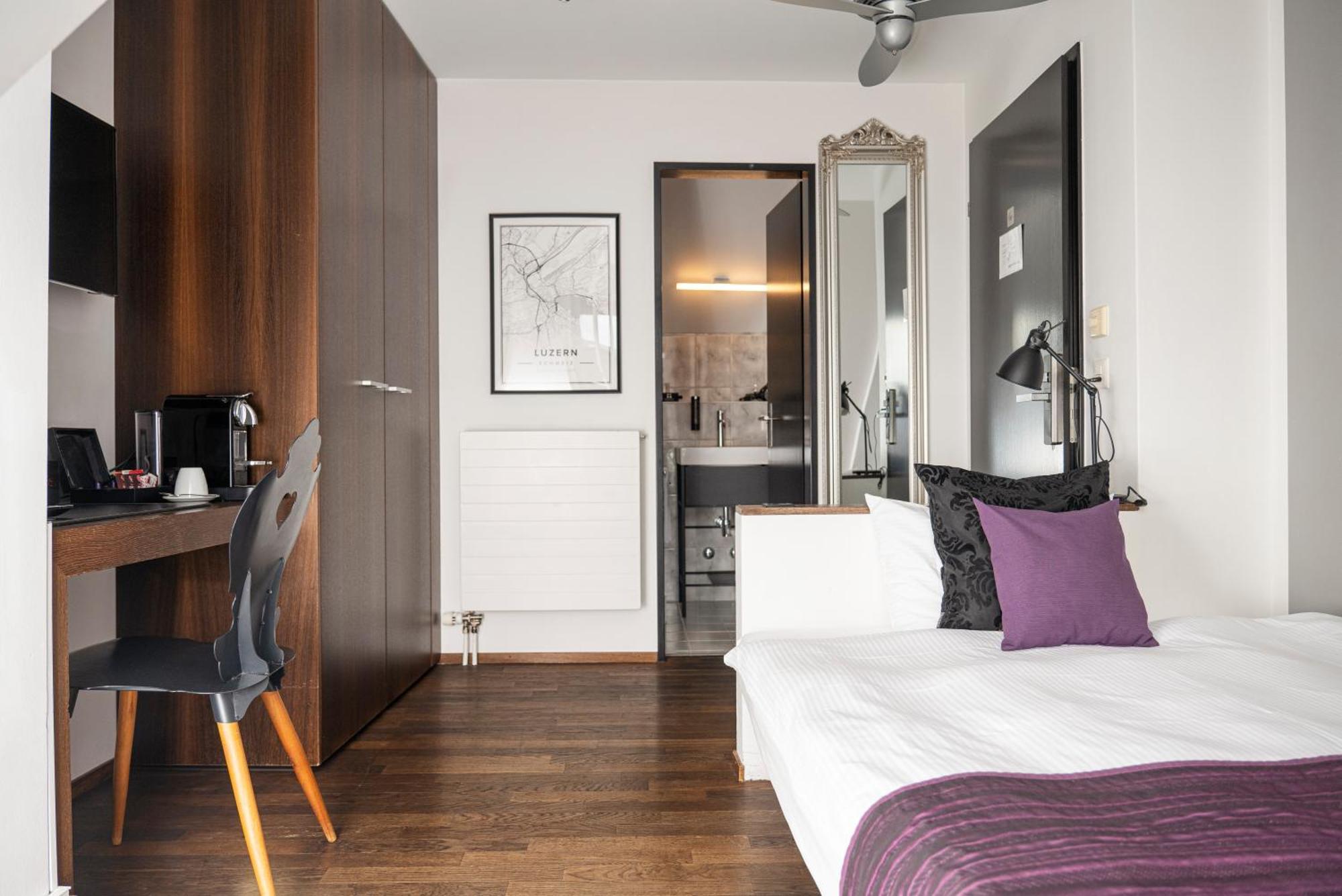 Single Room Grand lit