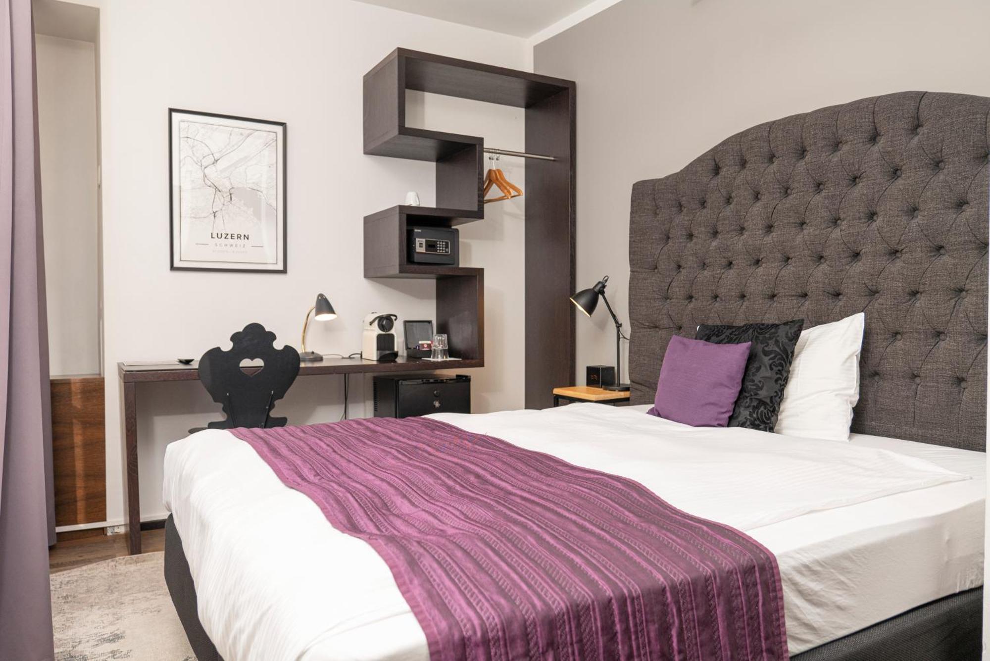 Single Room Grand lit