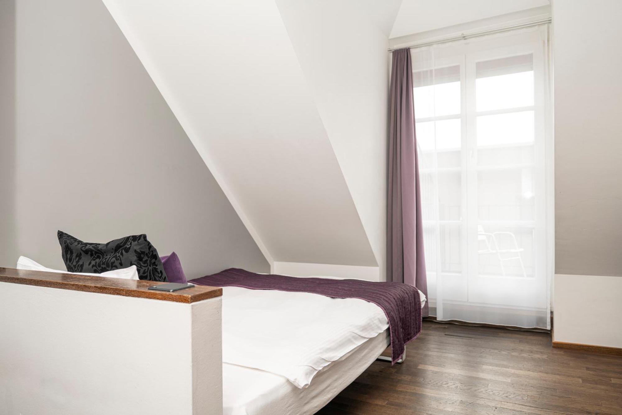 Single Room Grand lit