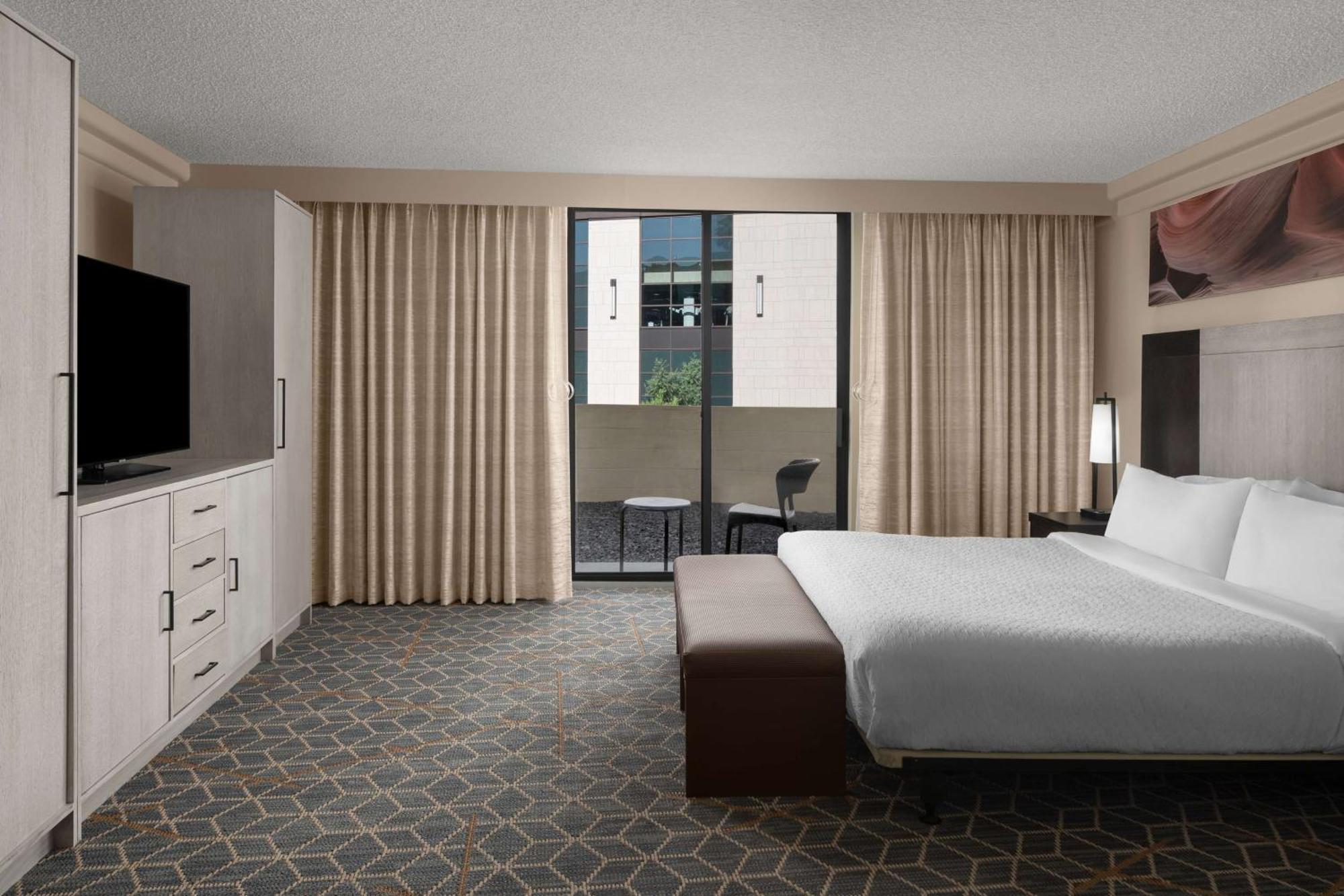 One-Bedroom King Suite Mobility Accessible Tub