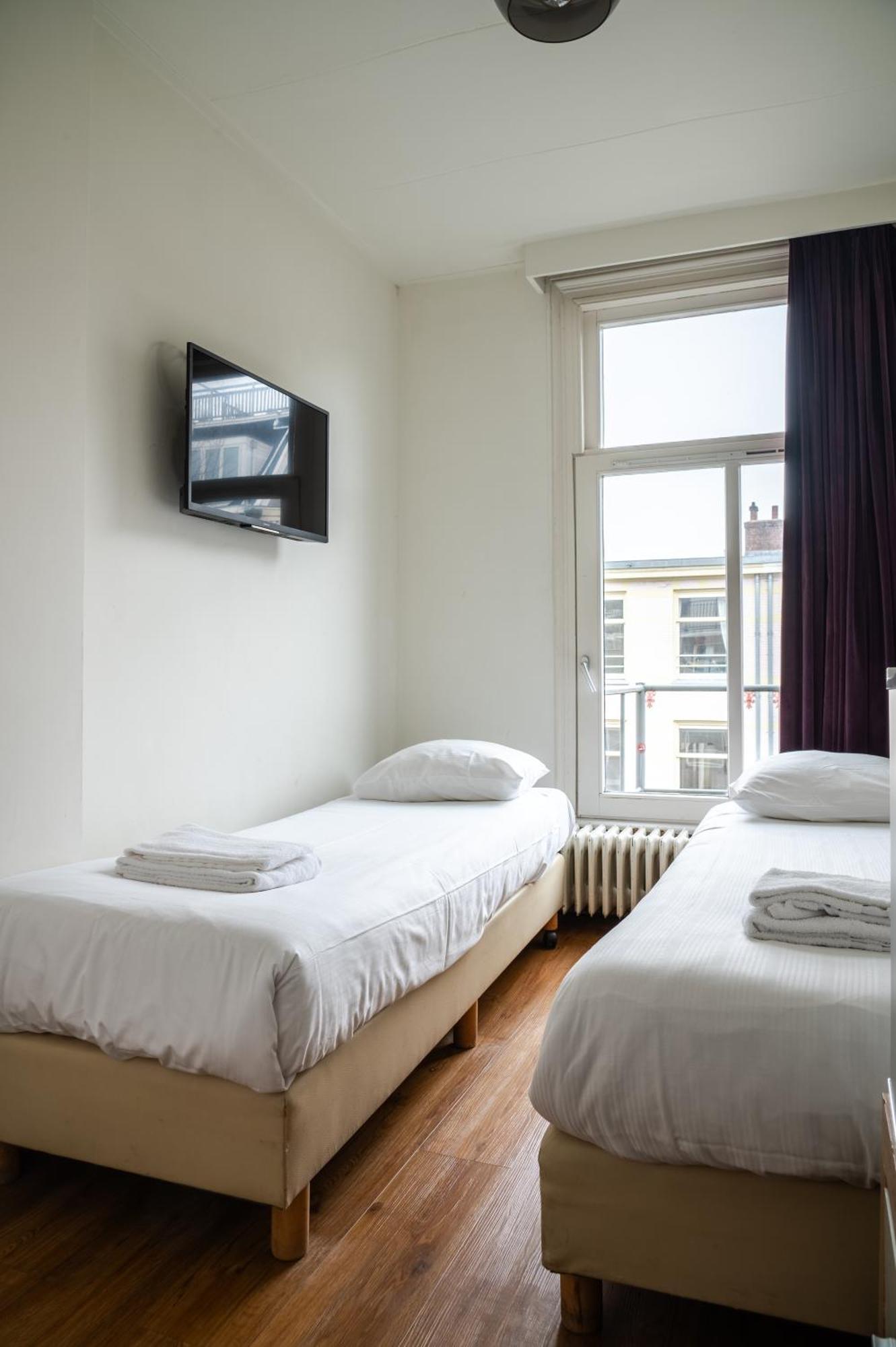 Kleine Tweepersoonskamer met 2 Aparte Bedden