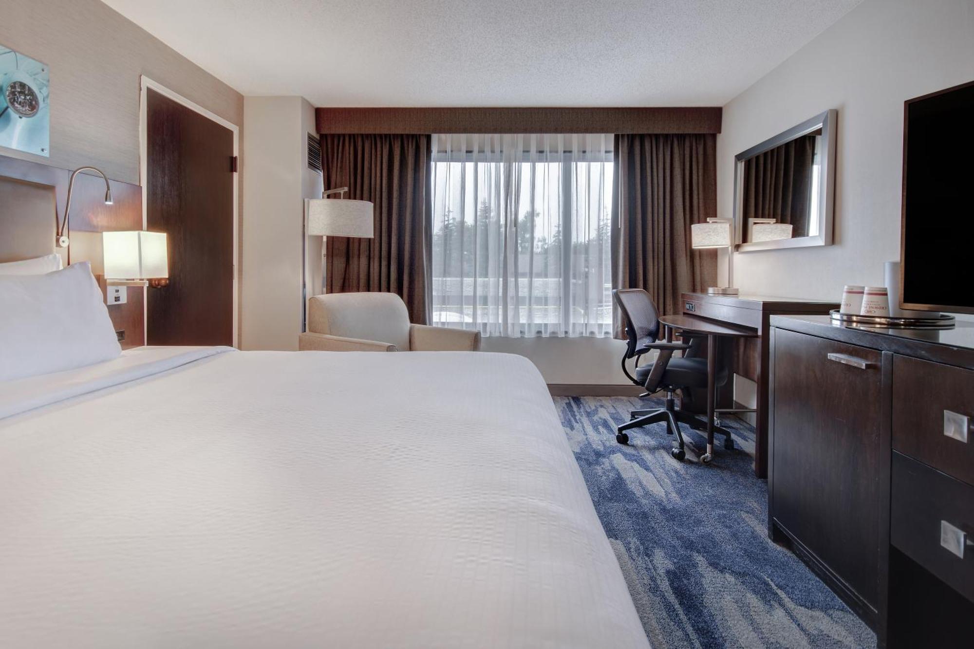 King Room Hearing Accessible or Non-Smoking