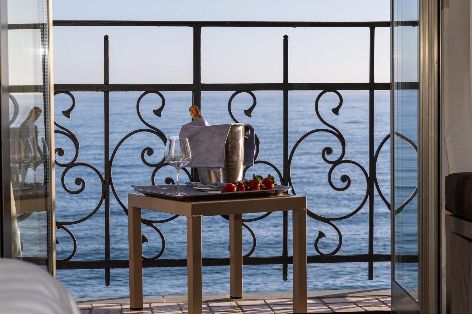 Double or Twin Room Side Sea View