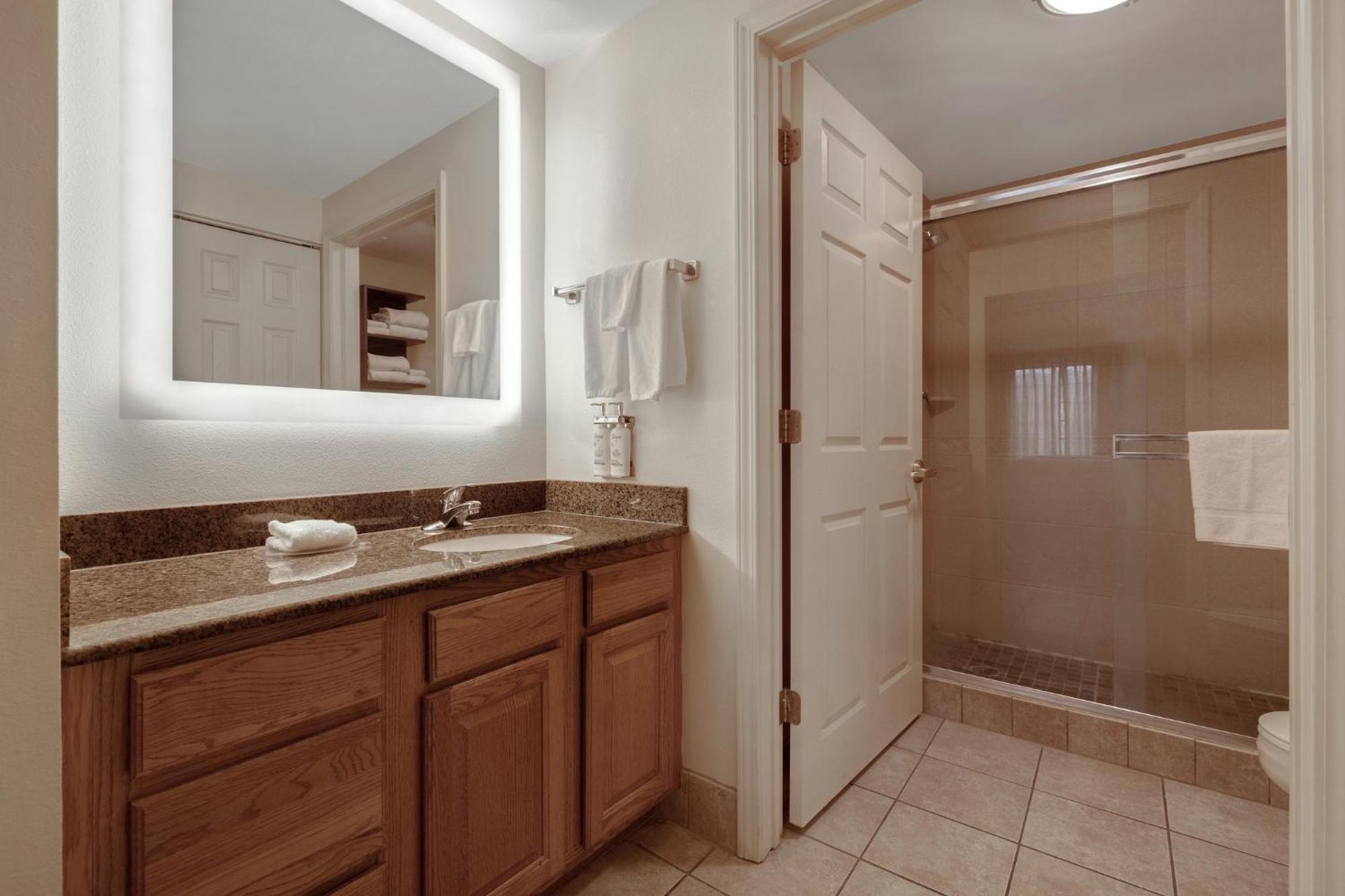 Studio Queen Suite Accessible Tub