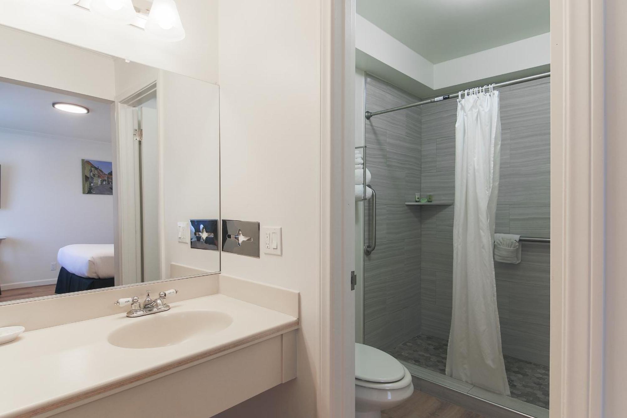 Deluxe Queen Room,1563331837:JPEG