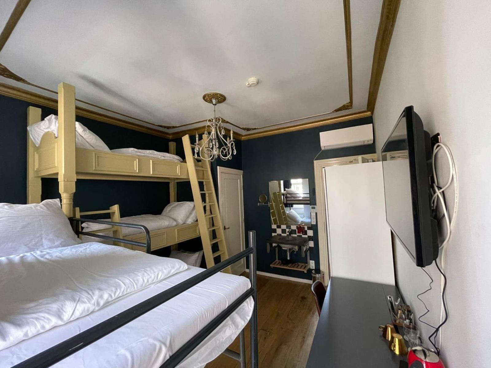 Family Room with Private Bathroom,1563339937:JPEG