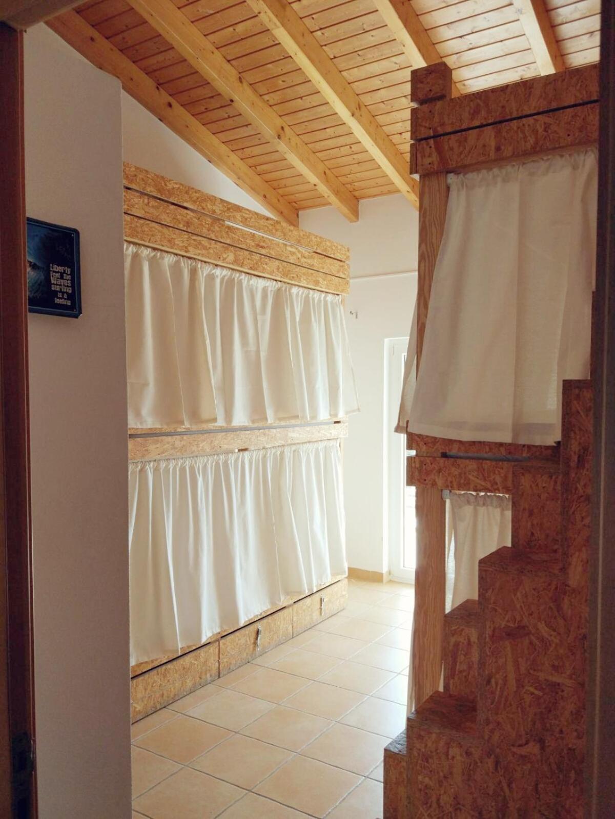 Cama Individual num Dormitório.