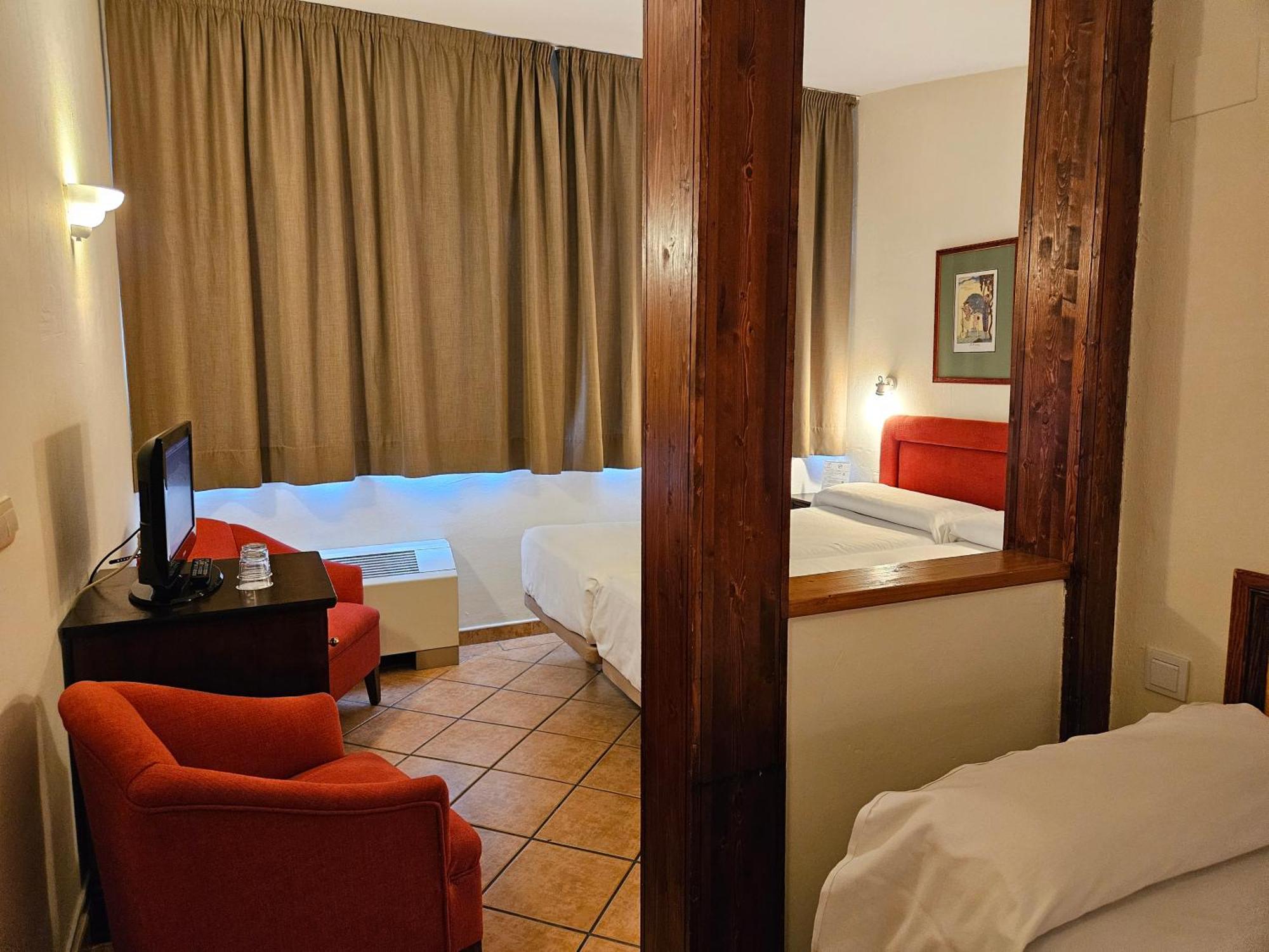 Quarto Triplo (2 Adultos + 1 Criança)