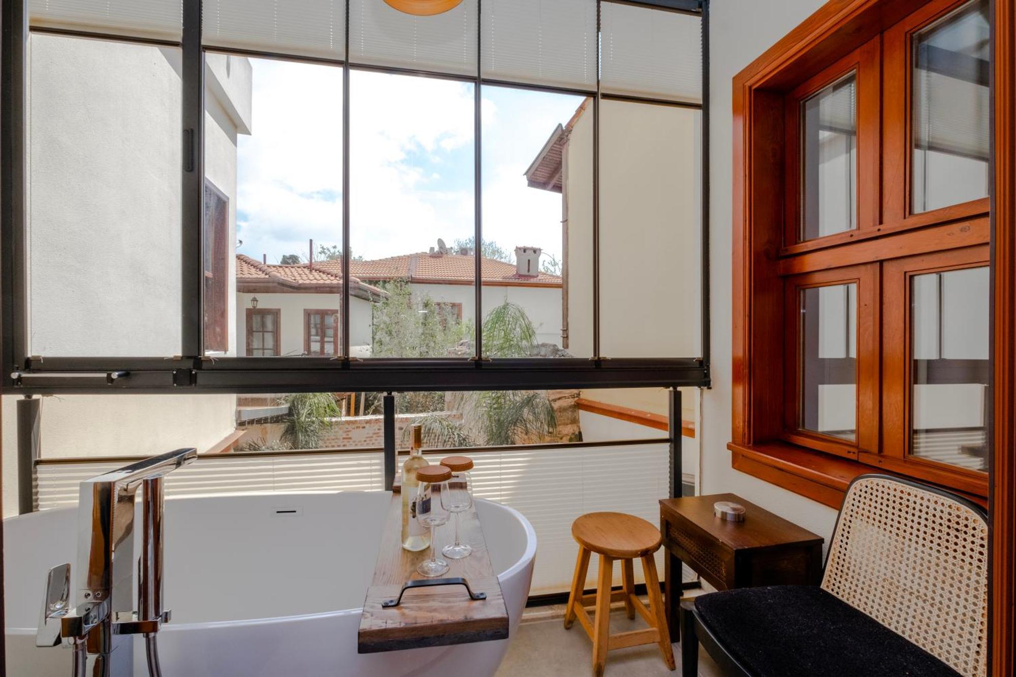 Deluxe Suite Spa Bath