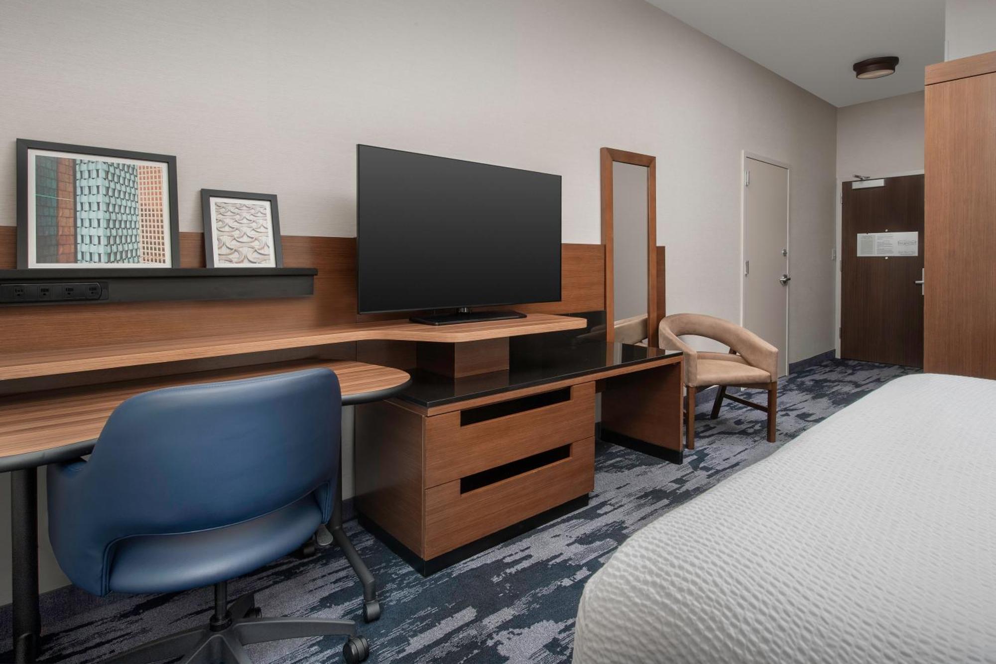 King Room with Transfer Shower - Mobility Access/Hearing Accessible
