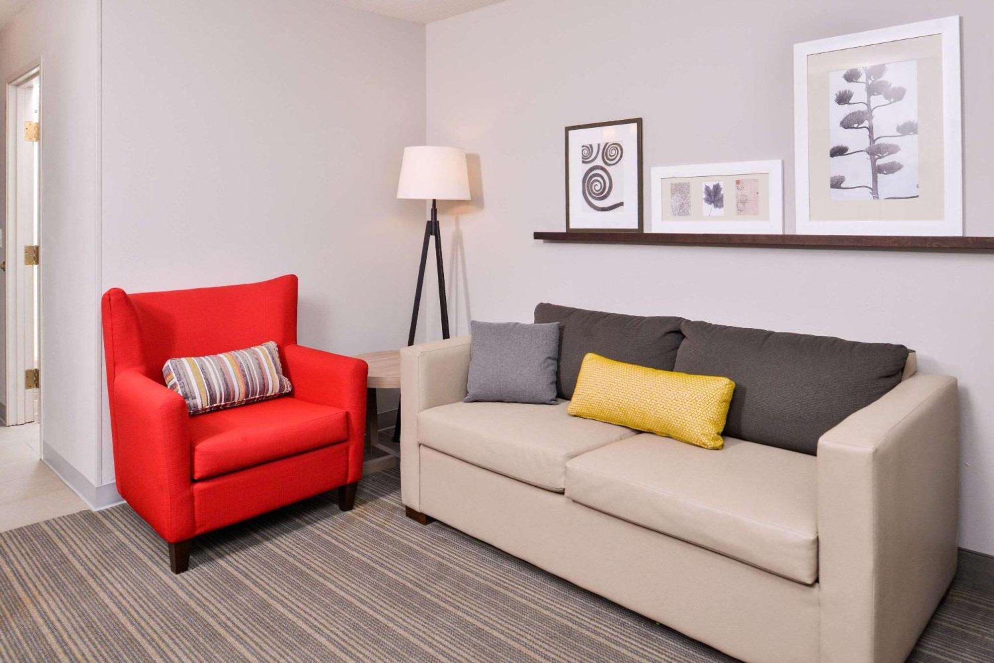 One-Bedroom Queen Suite