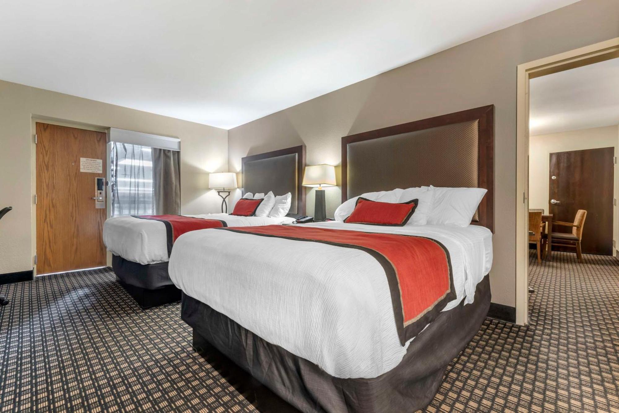 Second Floor Queen Suite with Two Queen Beds and Sofa Bed - Pool Side/Non-Smoking