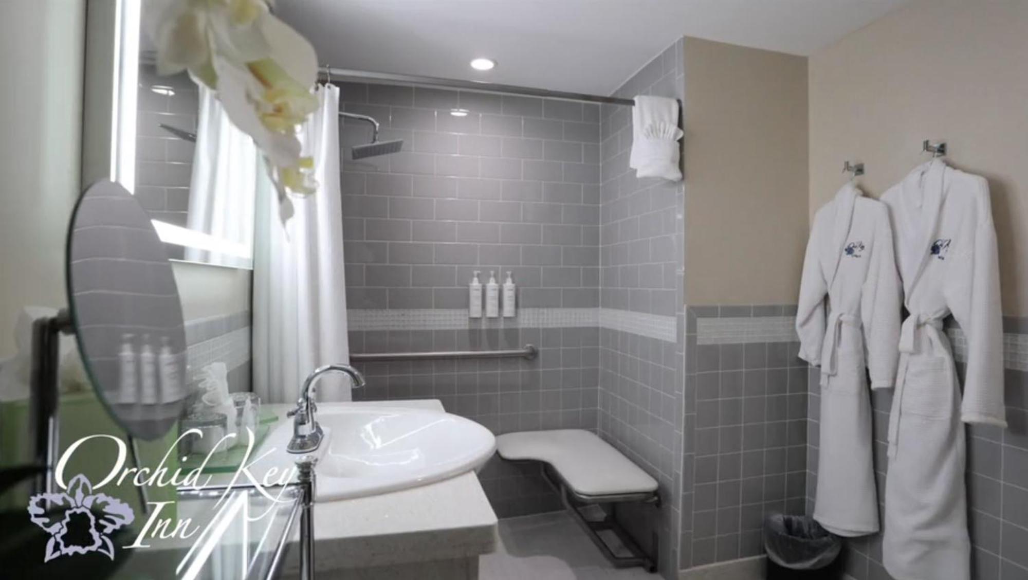 Deluxe Queen Room Disability Access