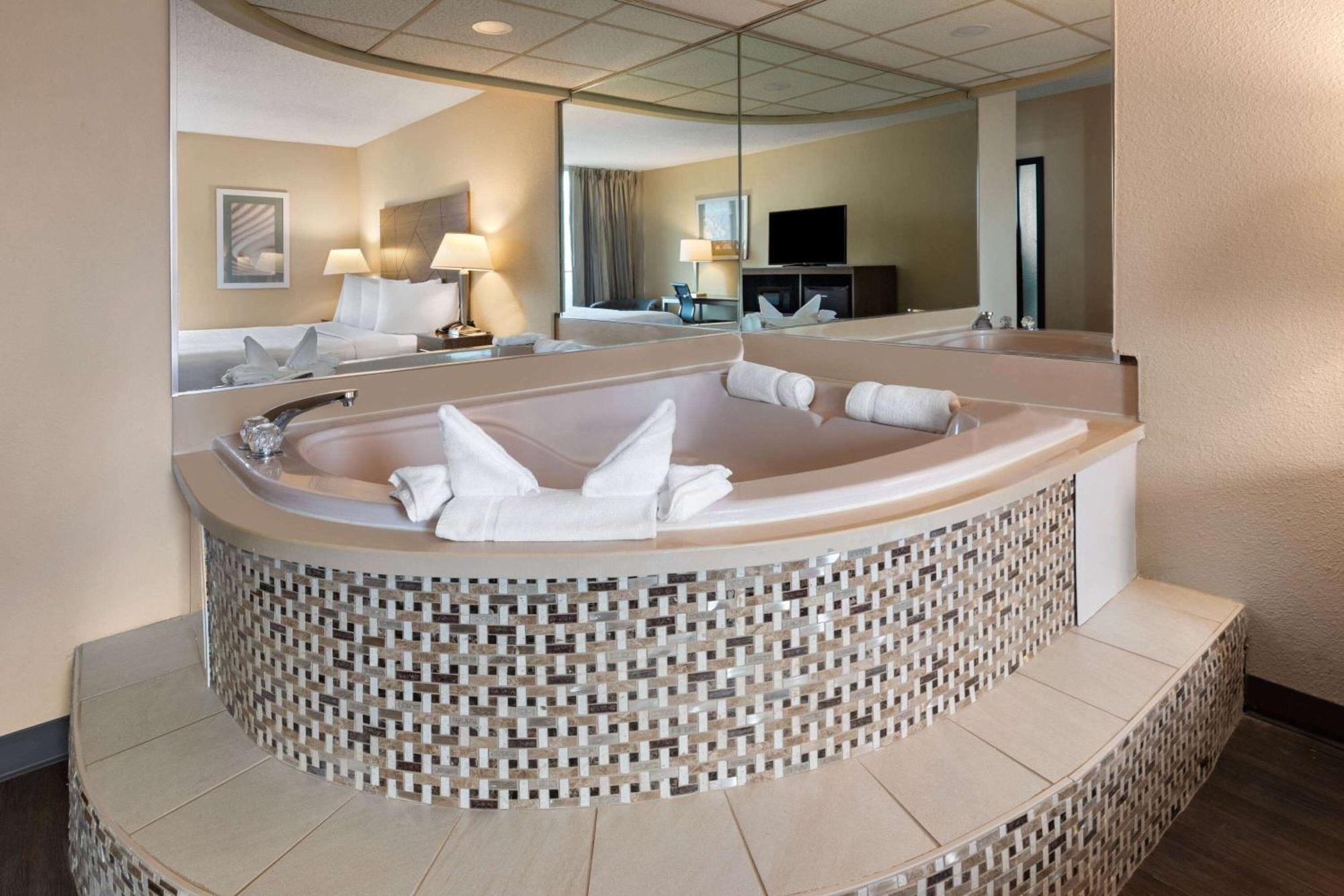 Deluxe King Room Jetted Tub Non-Smoking