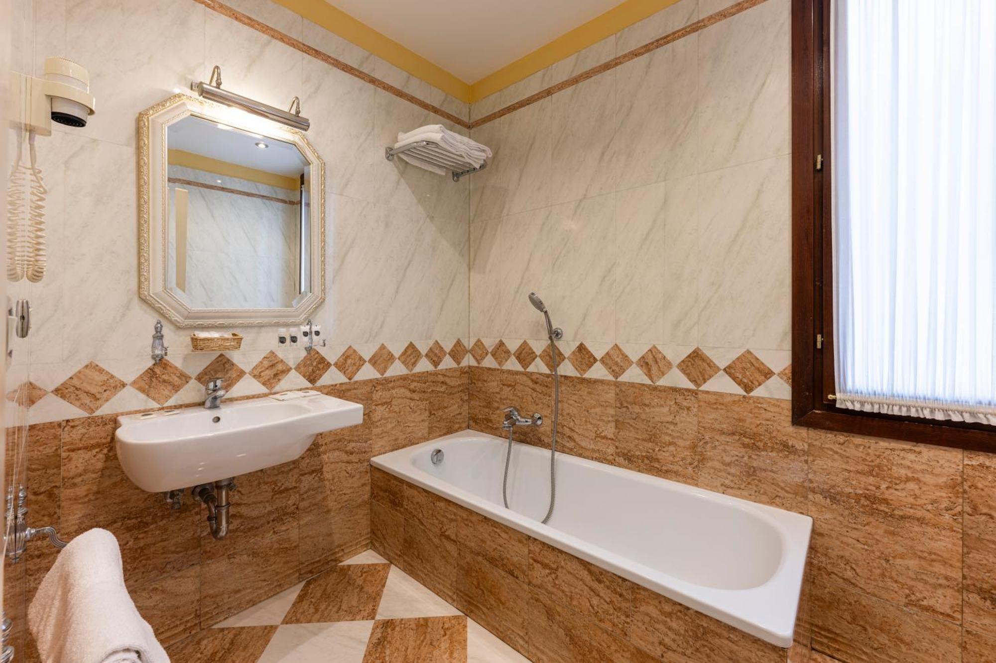 Double or Twin Room Canal View