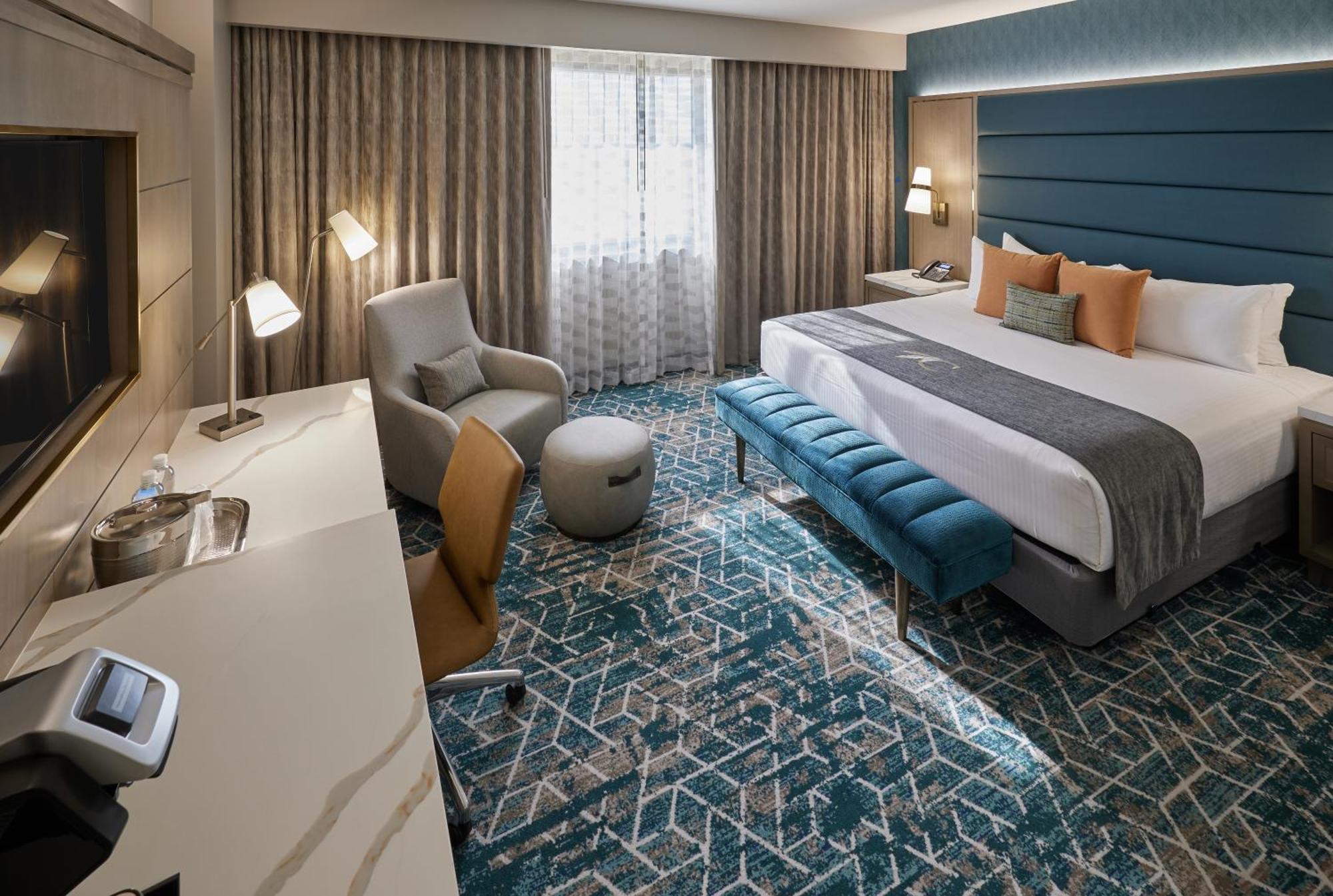 Deluxe King Room with Roll-In Shower, Grand Tower - Mobility and Hearing Accessible/Non-Smoking,1765388692:JPEG