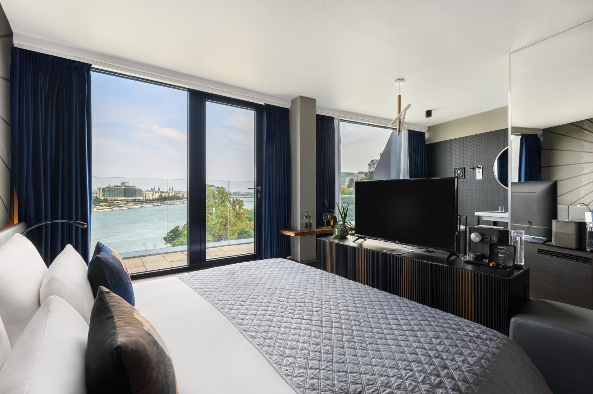 Top Floor Deluxe Room Balcony Danube View