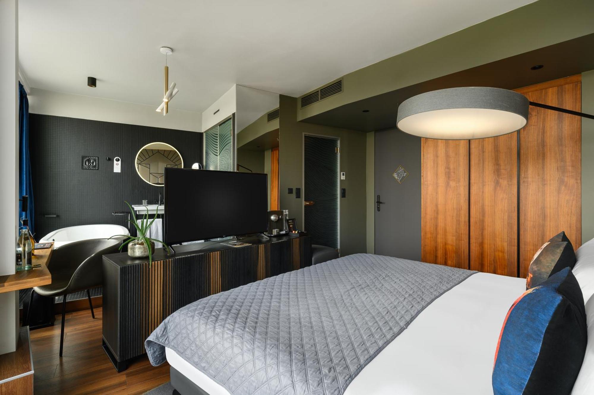 Top Floor Deluxe Room Balcony Danube View