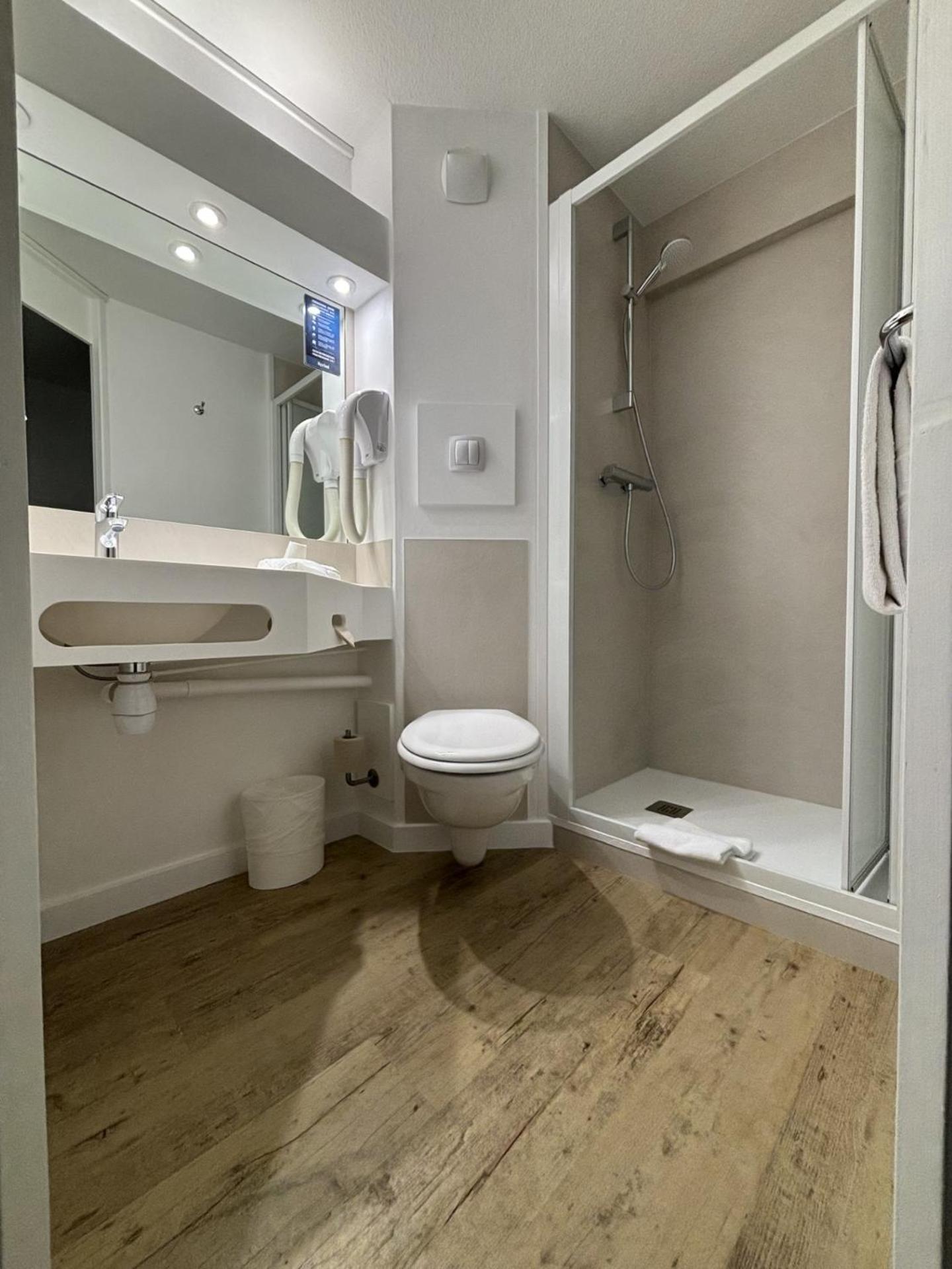 Quadruple Room with 1 Double Bed and 2 Single Beds,1649882153:JPEG