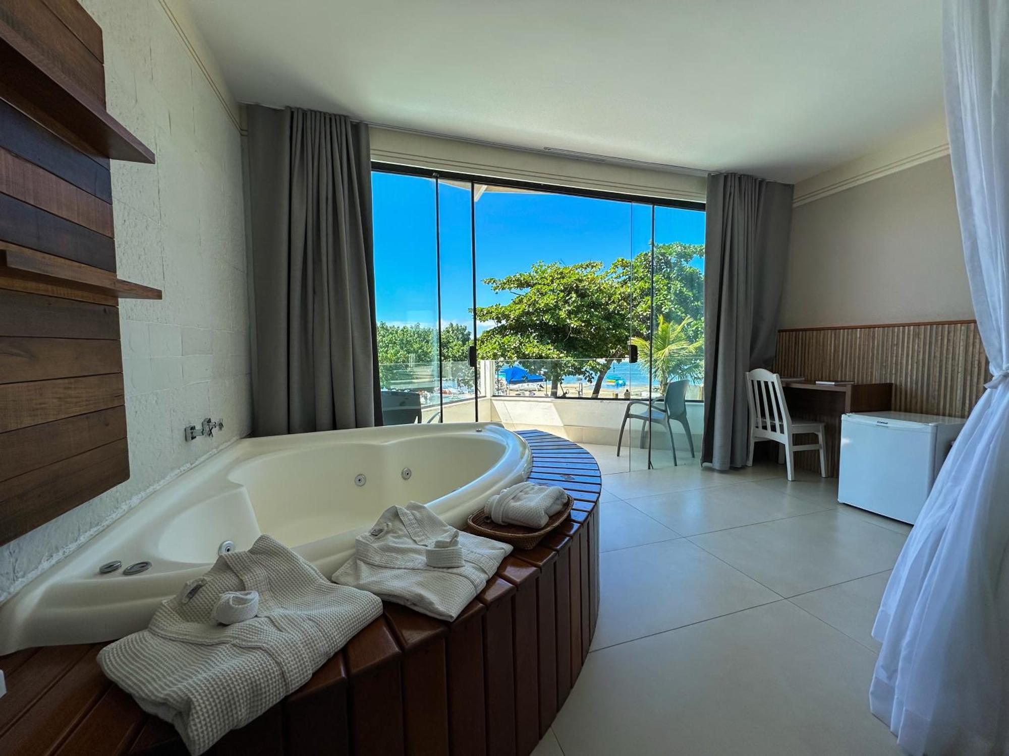 Deluxe Suite Spa Bath Lake View