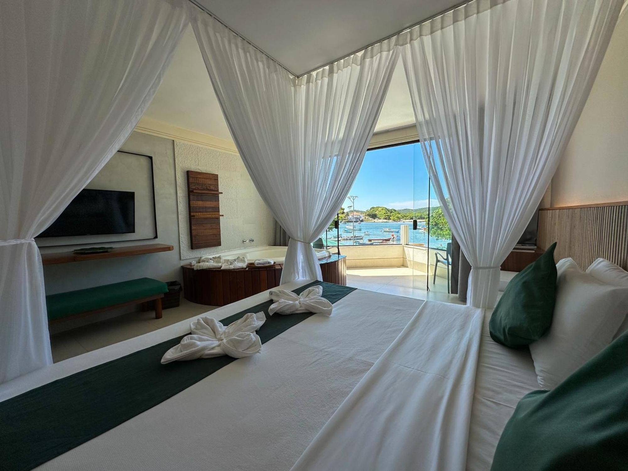 Deluxe Suite Spa Bath Lake View