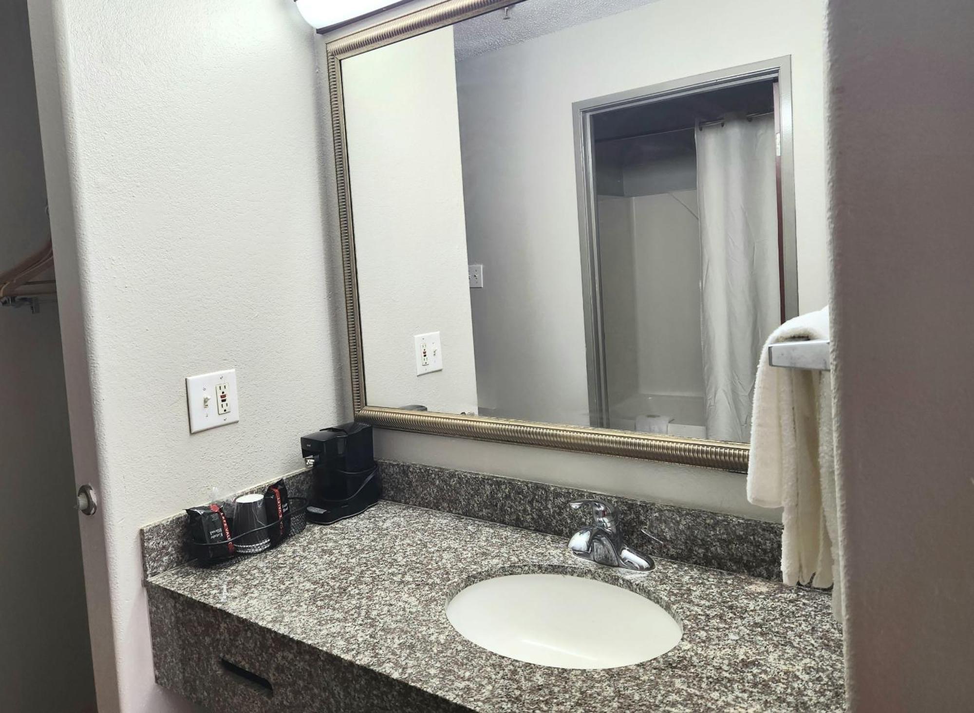 King Room with Mobility Access and Bathtub with Grab Bars, Non-Smoking