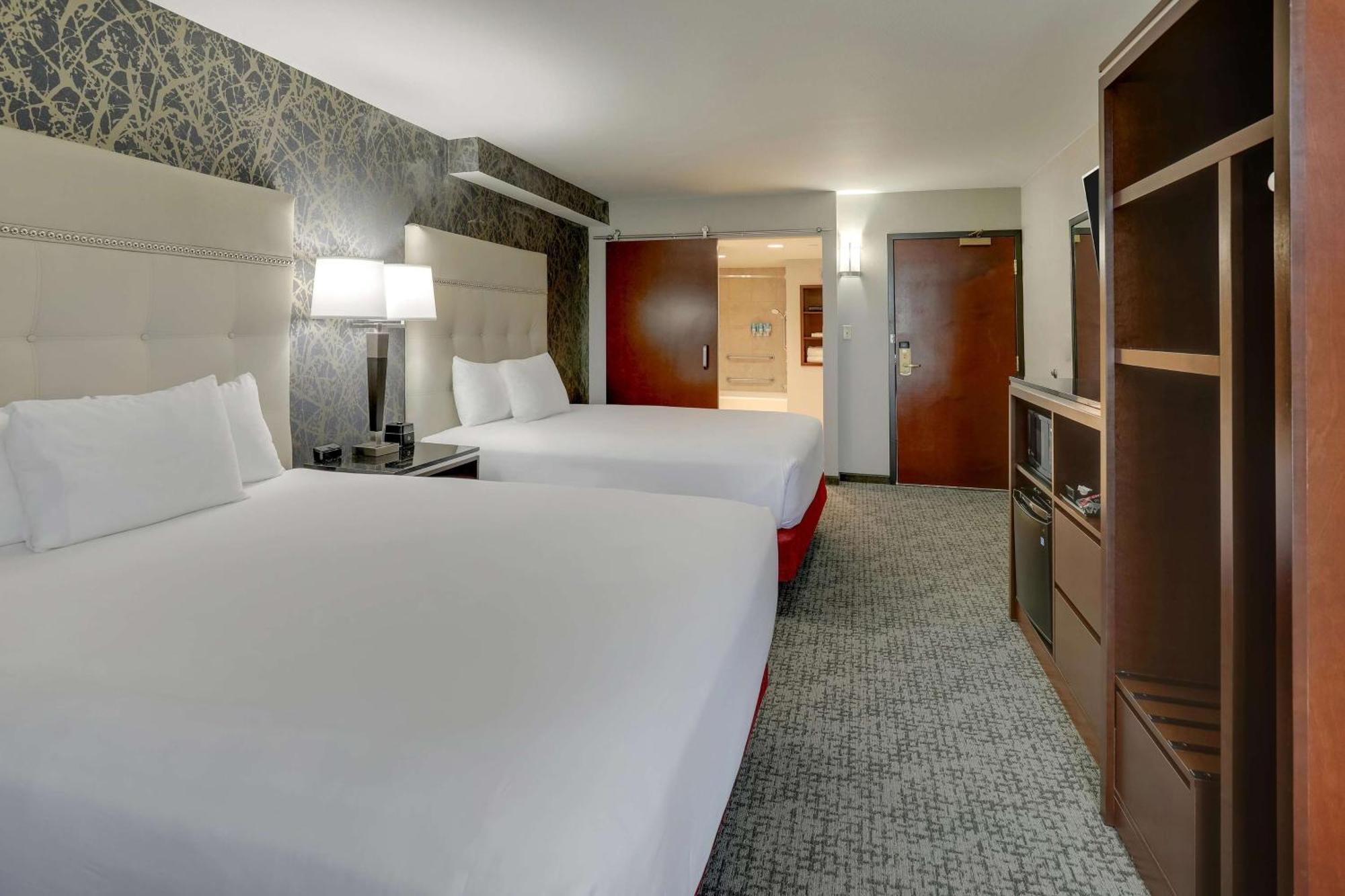 Deluxe Queen Room Two Queen Beds Accessible Tub