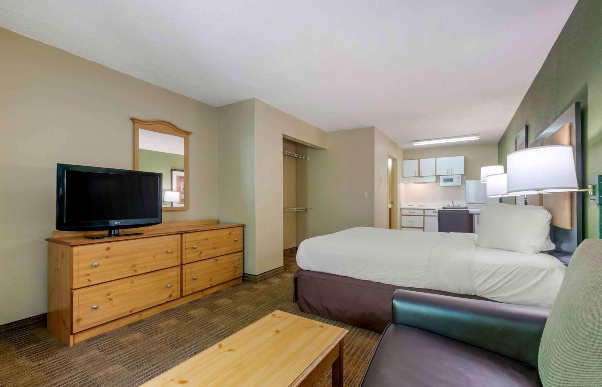 Deluxe Studio 1 King Bed Non-Smoking