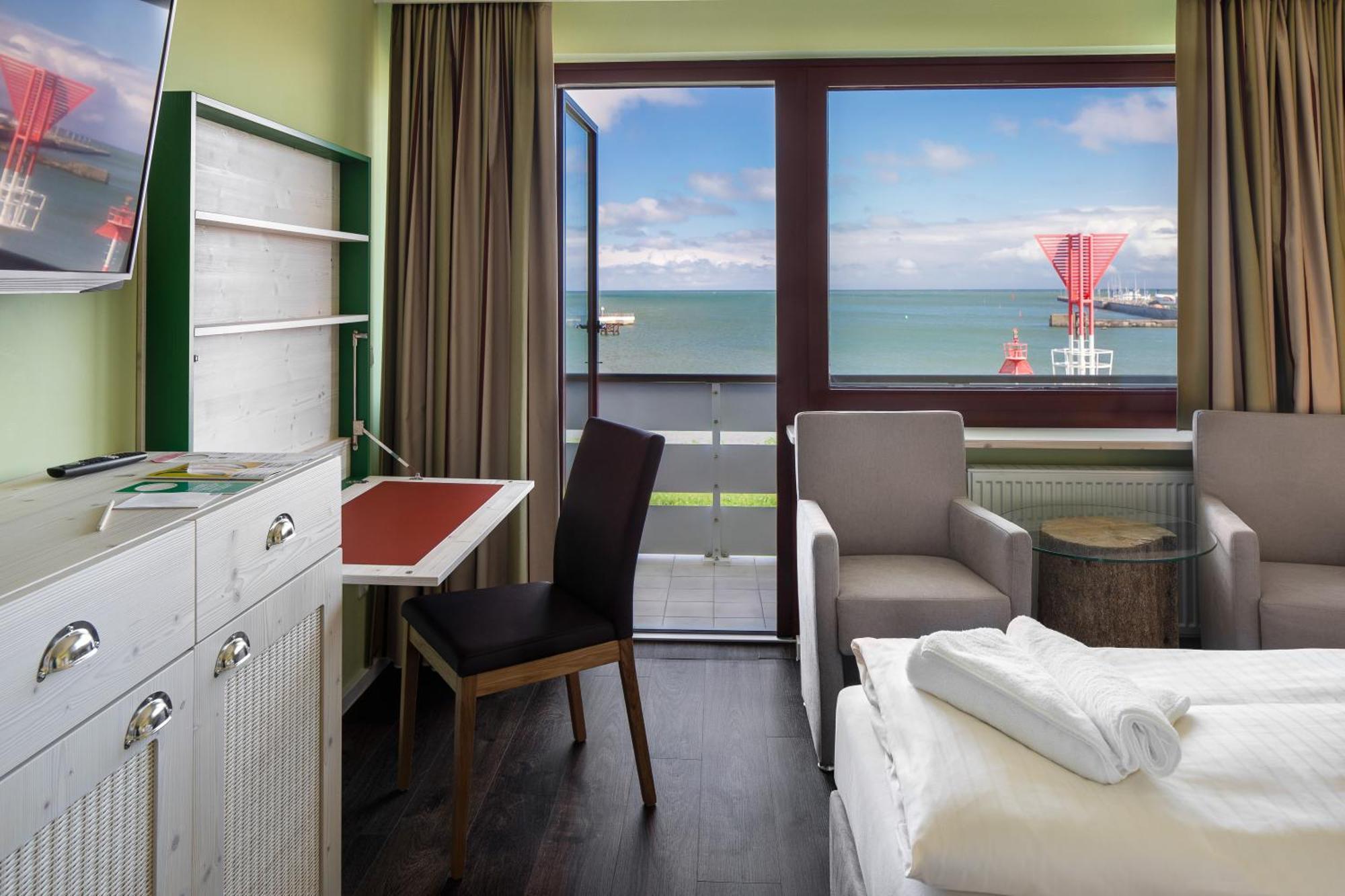 Doppelzimmer mit Balkon und Meerblick