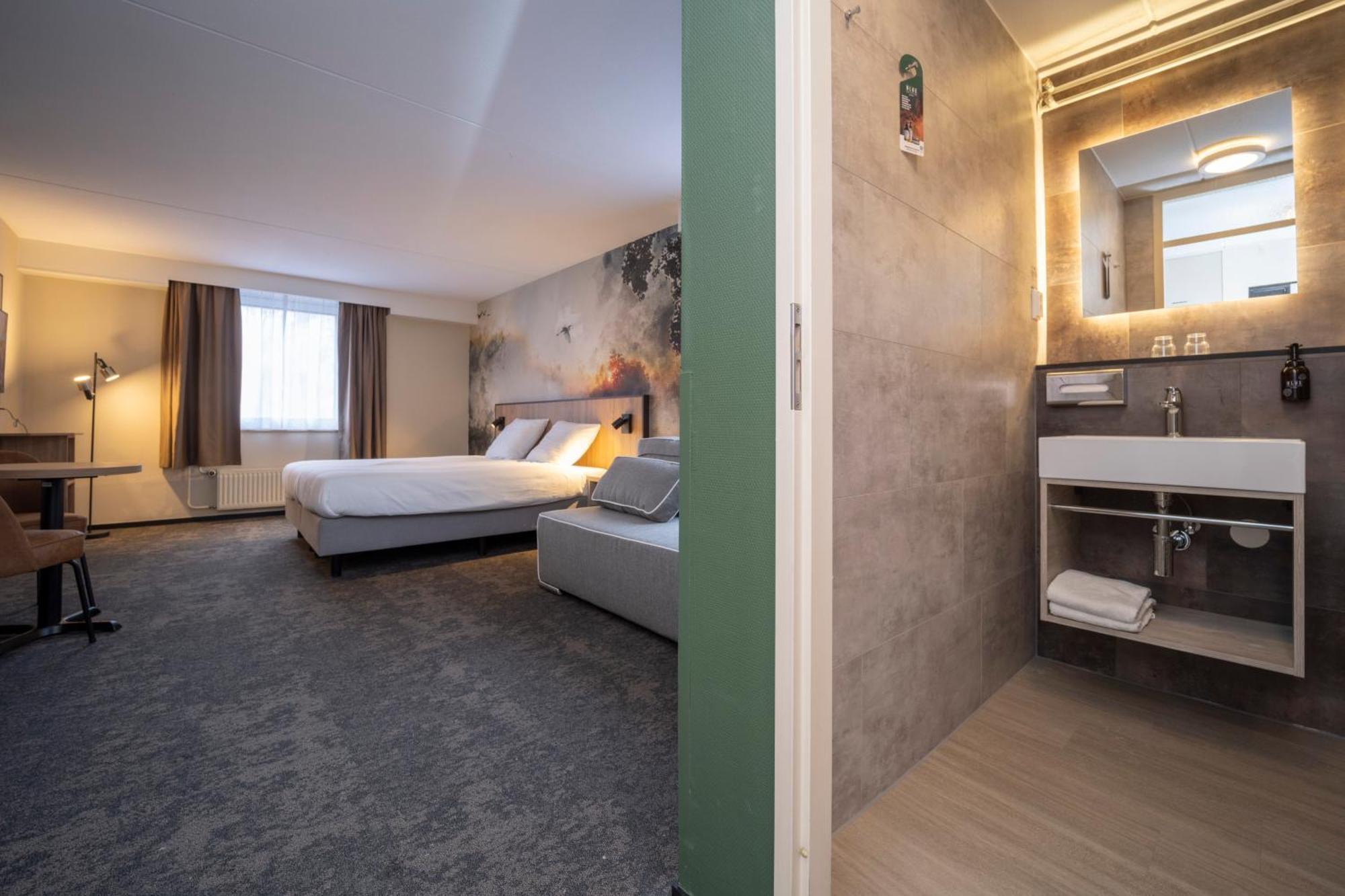 Deluxe Double Room Shower