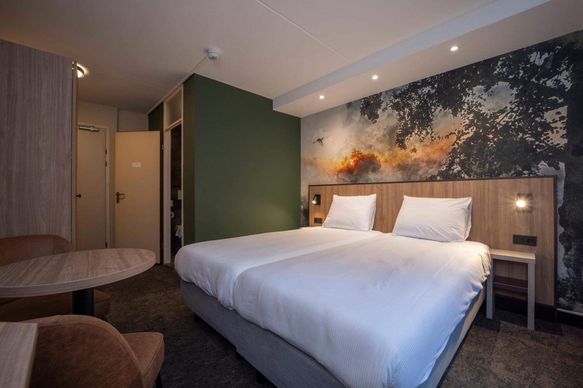 Deluxe Double Room Shower