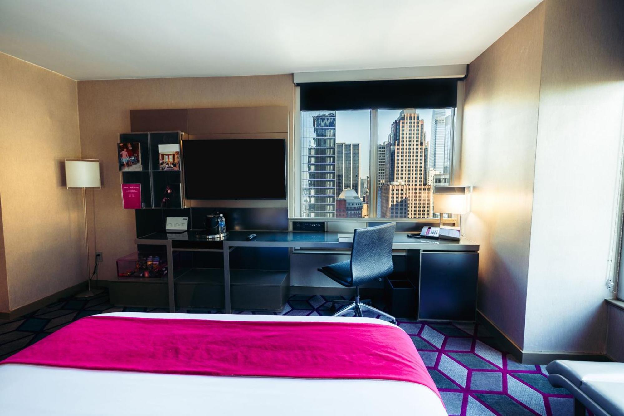Cool Corner Room, 1 King, Times Square view,1356361184:JPEG