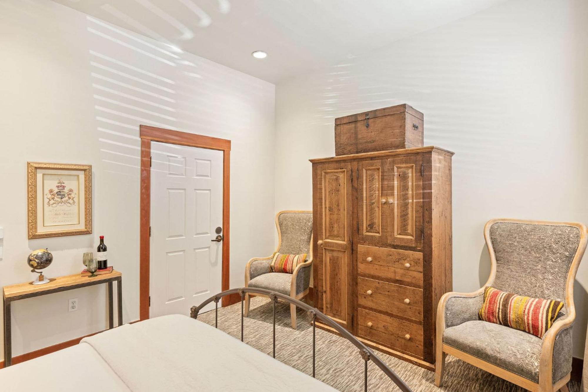 Standard Queen Room Accessible Ensuite Room 1