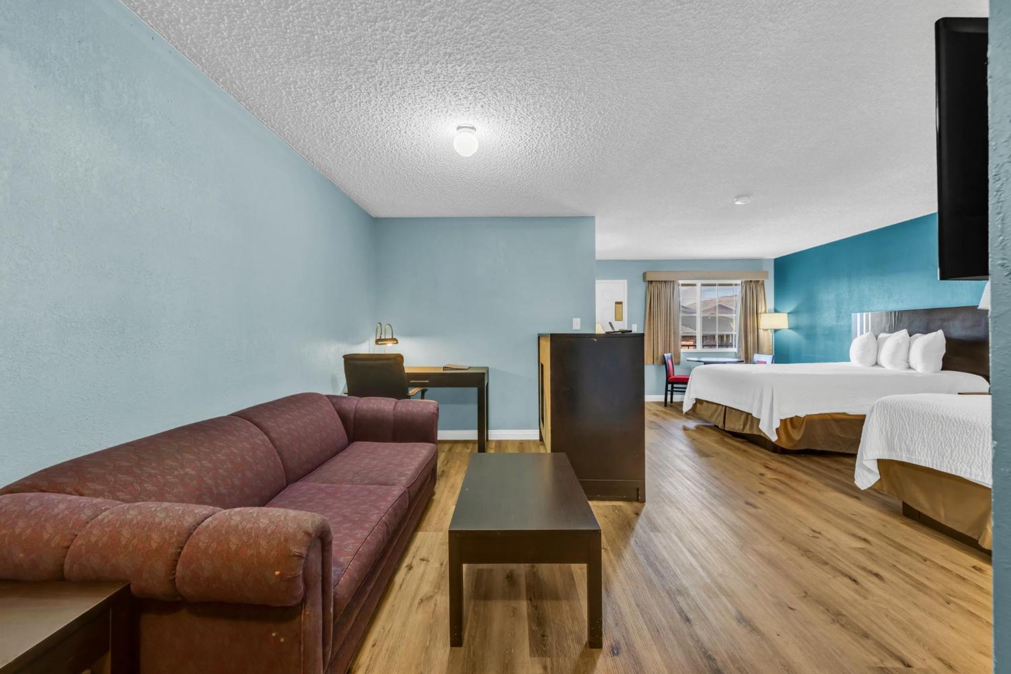 Queen Room Two Queen Beds Smoking