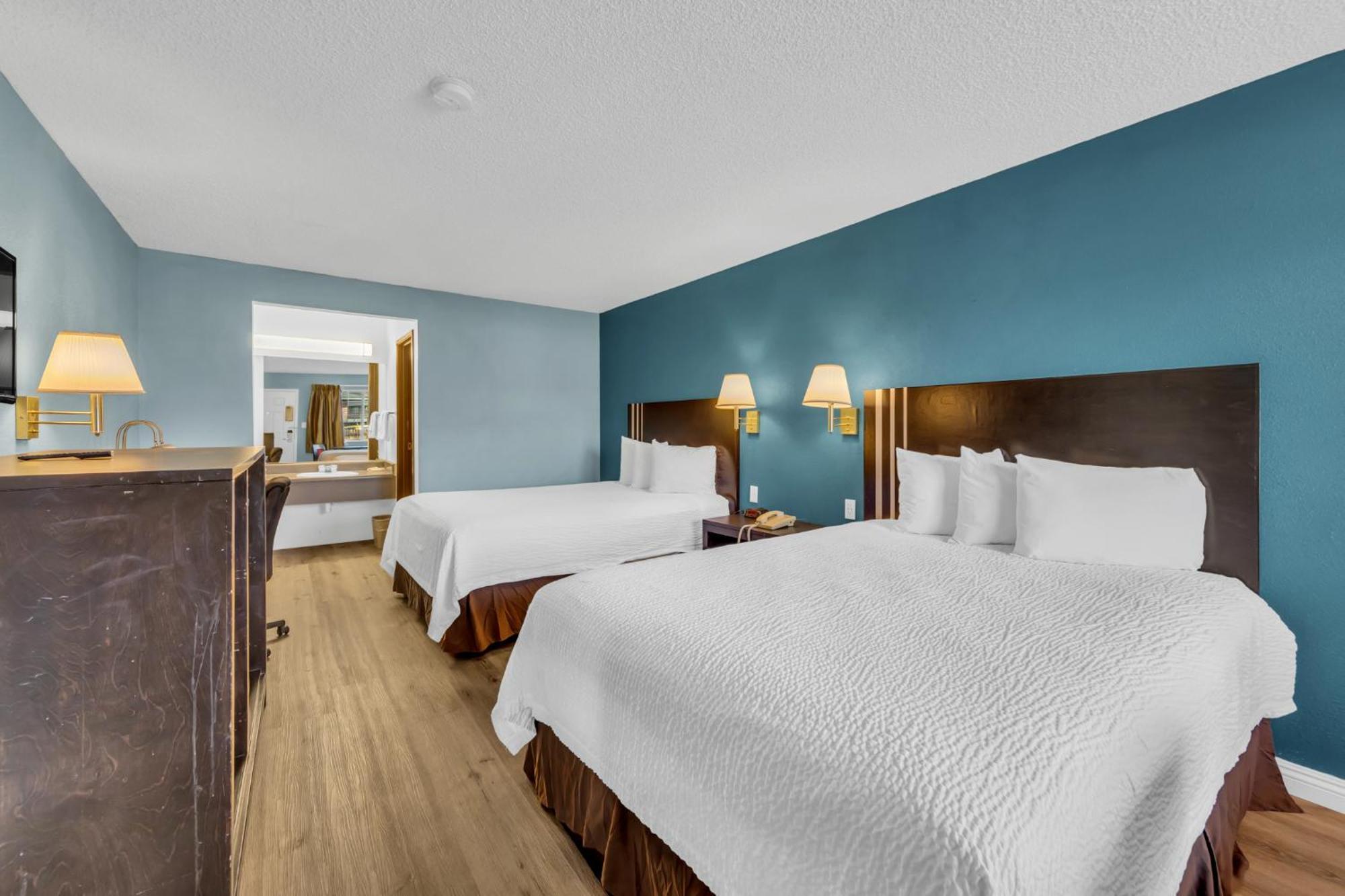 Queen Room Two Queen Beds Smoking