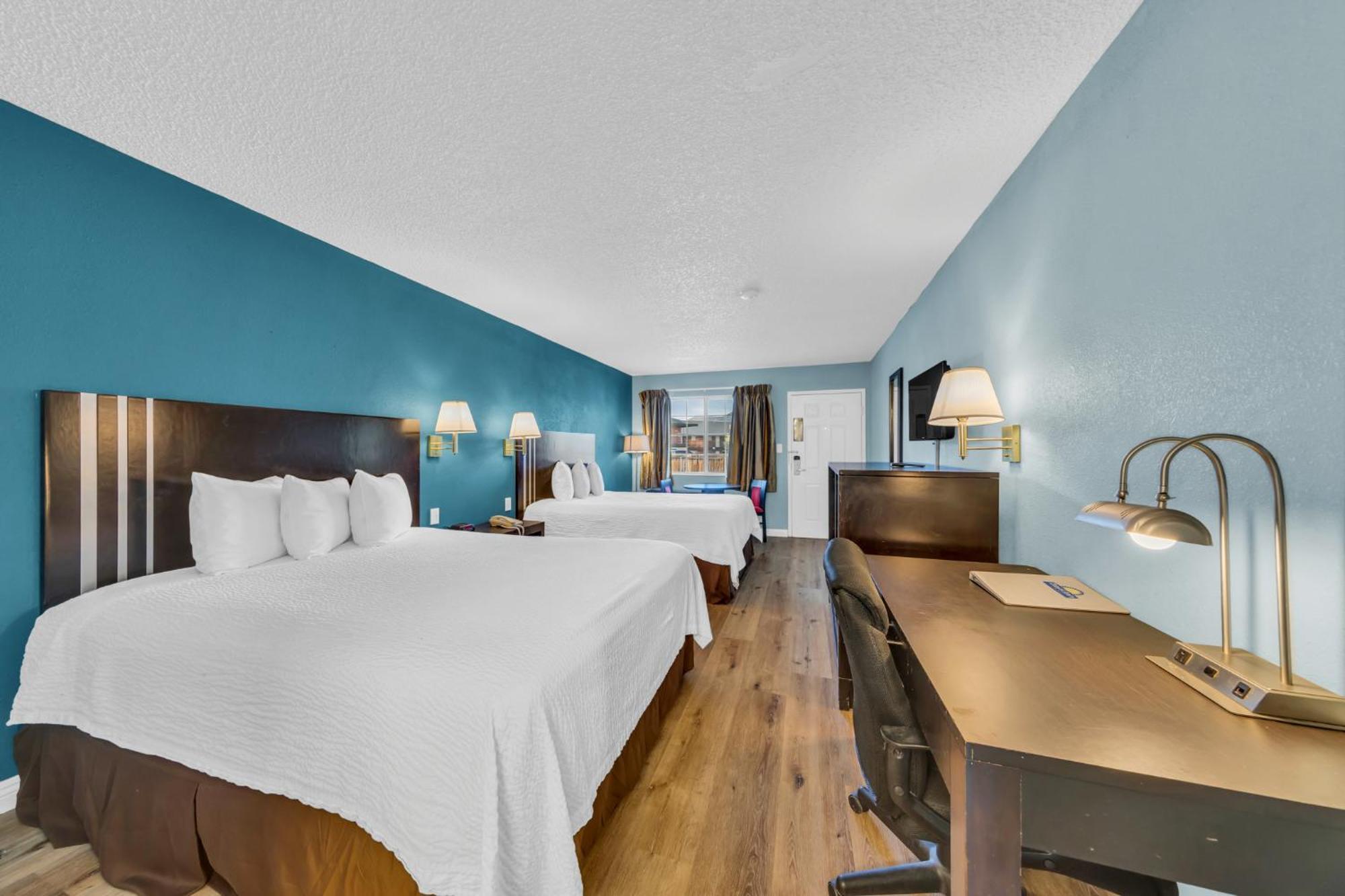 Queen Room Two Queen Beds Smoking