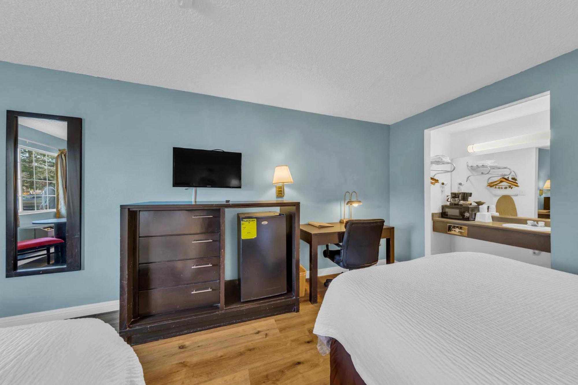 Queen Room Two Queen Beds Smoking