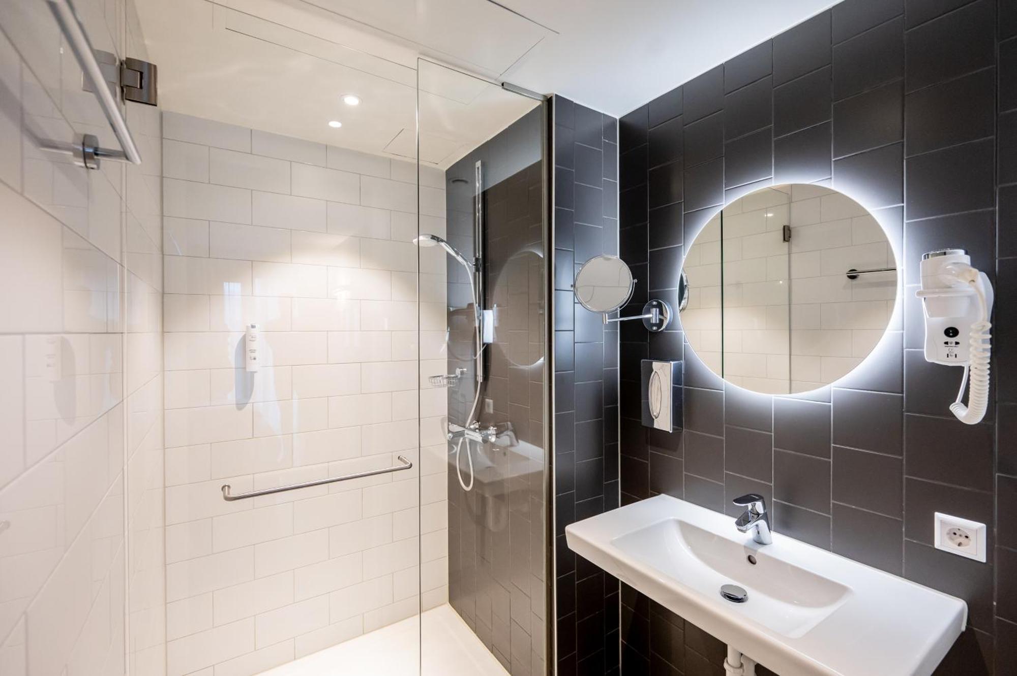 2-Bedroom Apartment Bath
