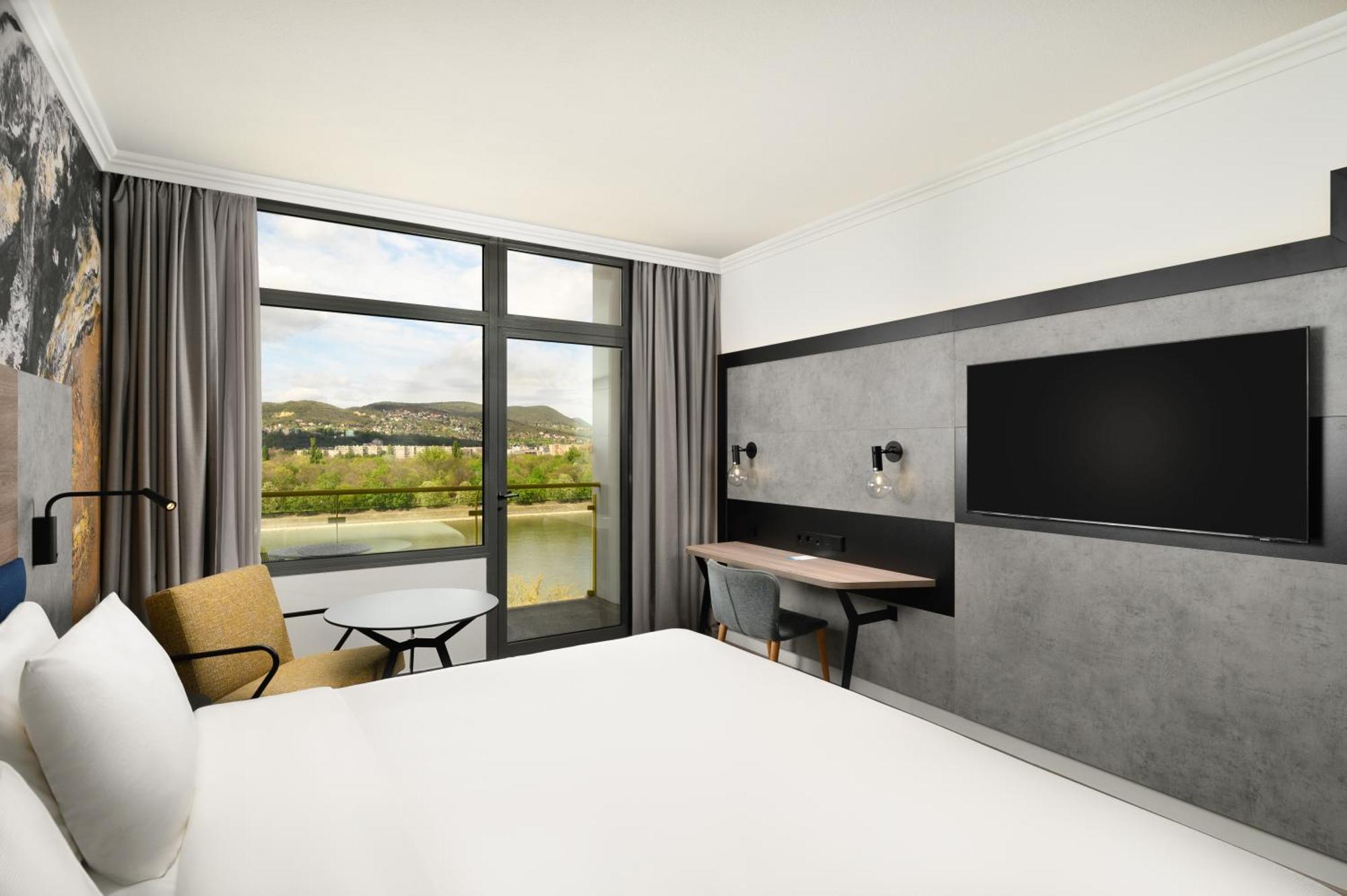 Chambre Double Premium Plus avec Balcon - Vue sur le Danube (Récemment Rénovée)