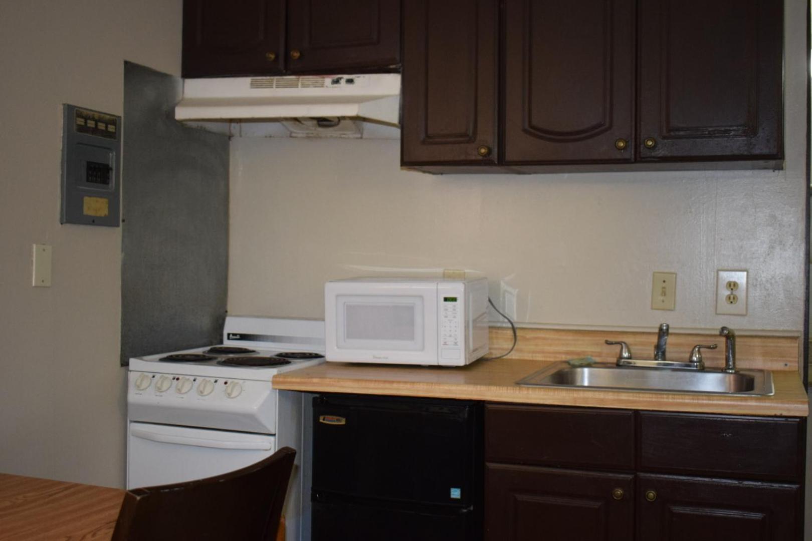 Queen Kitchenette Non-Smoking