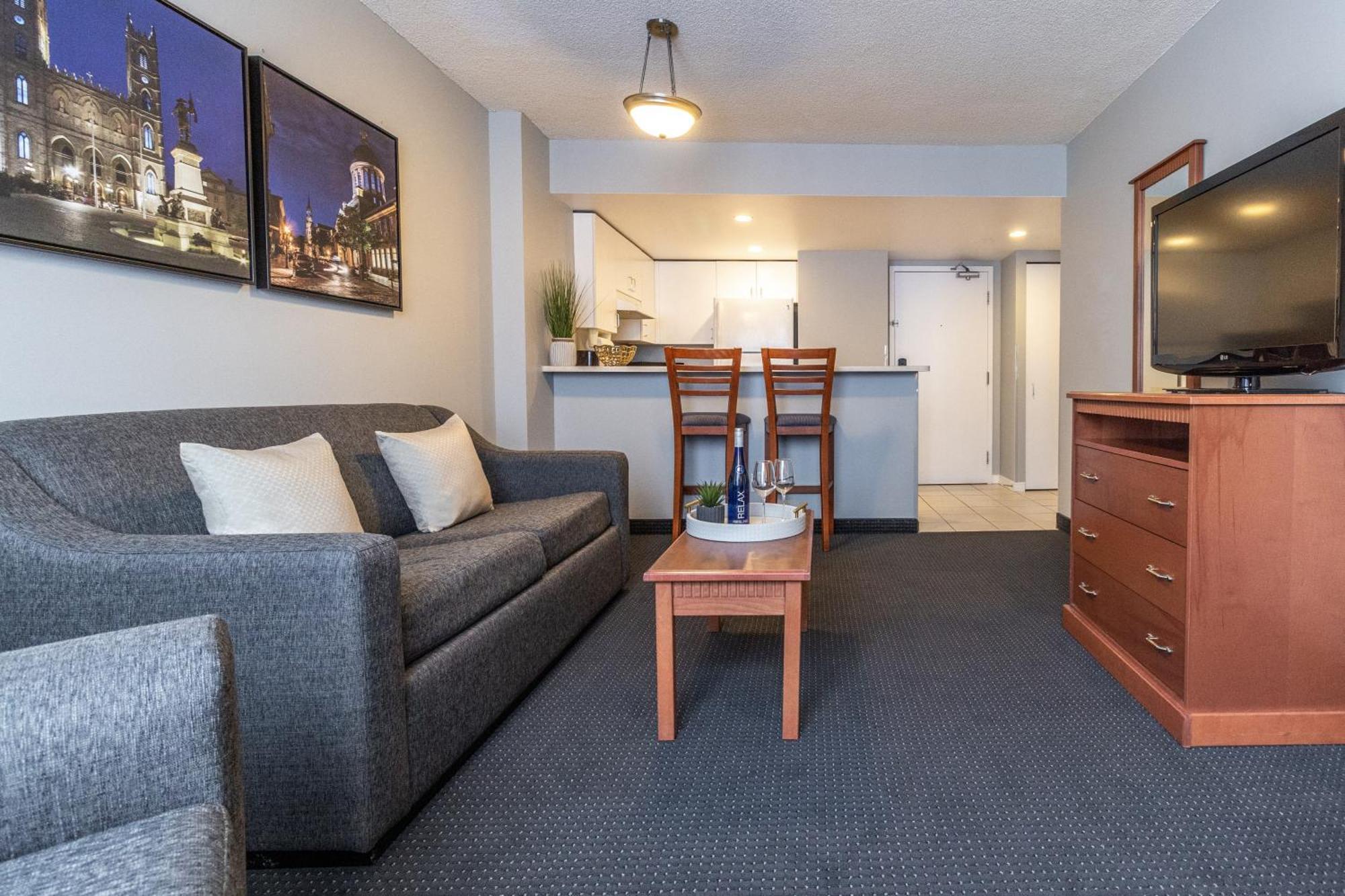 One Queen Suite