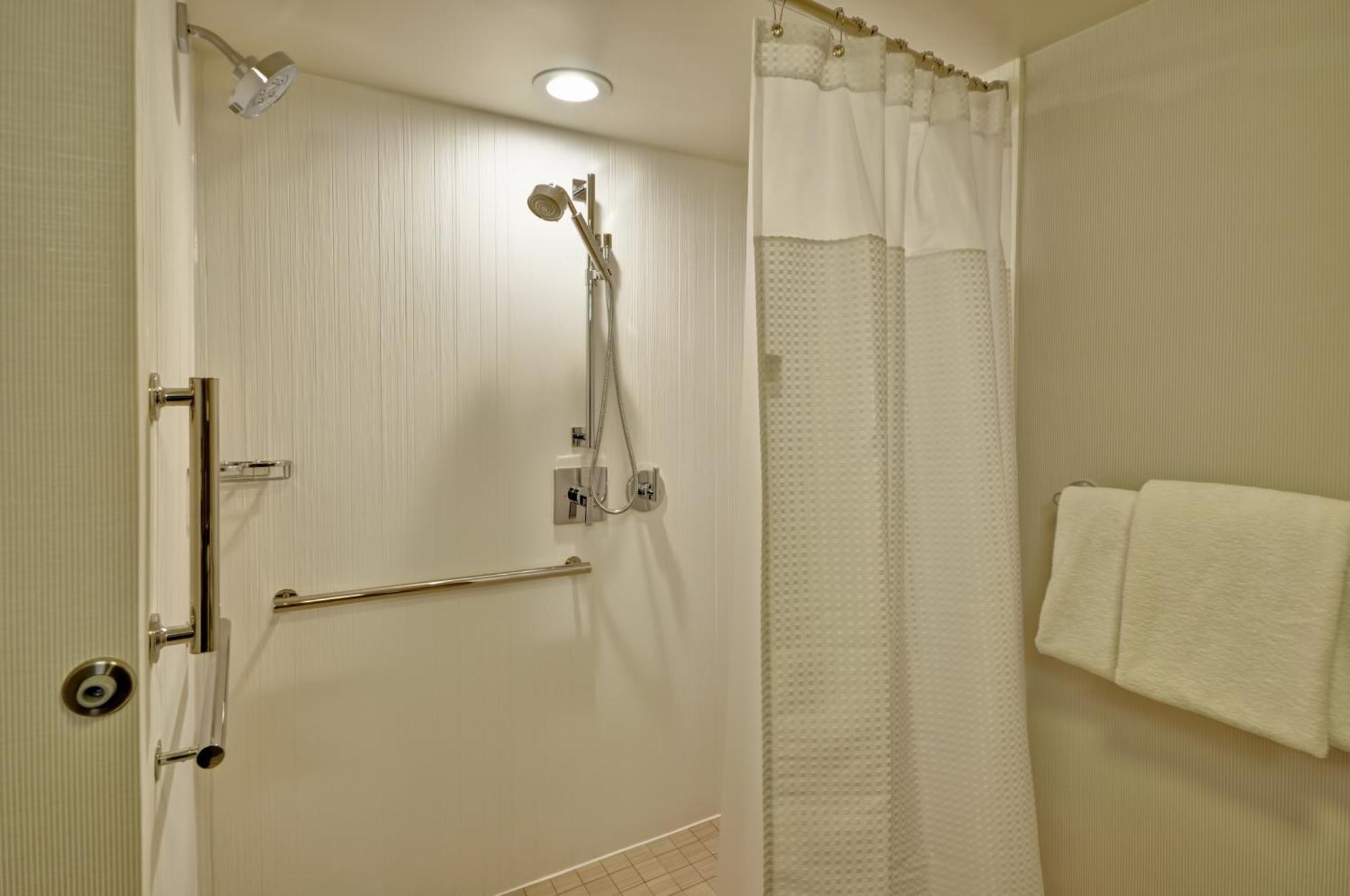1 Bedroom Executive Suite, 1 King, Sofa beds: 2, Balcony,1643150042:JPEG