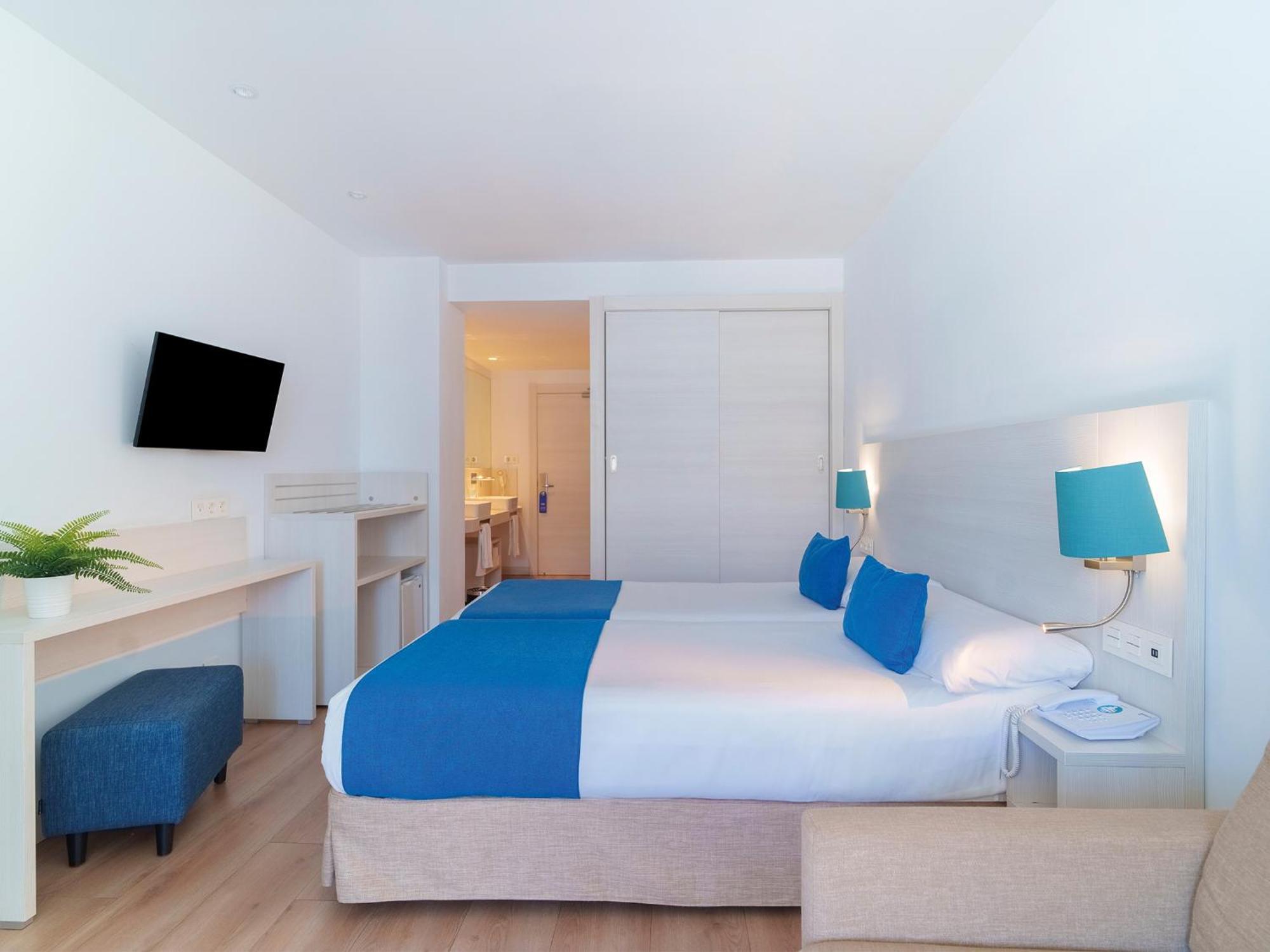 Habitación Doble con vistas laterales al mar (2 adultos + 1 niño)