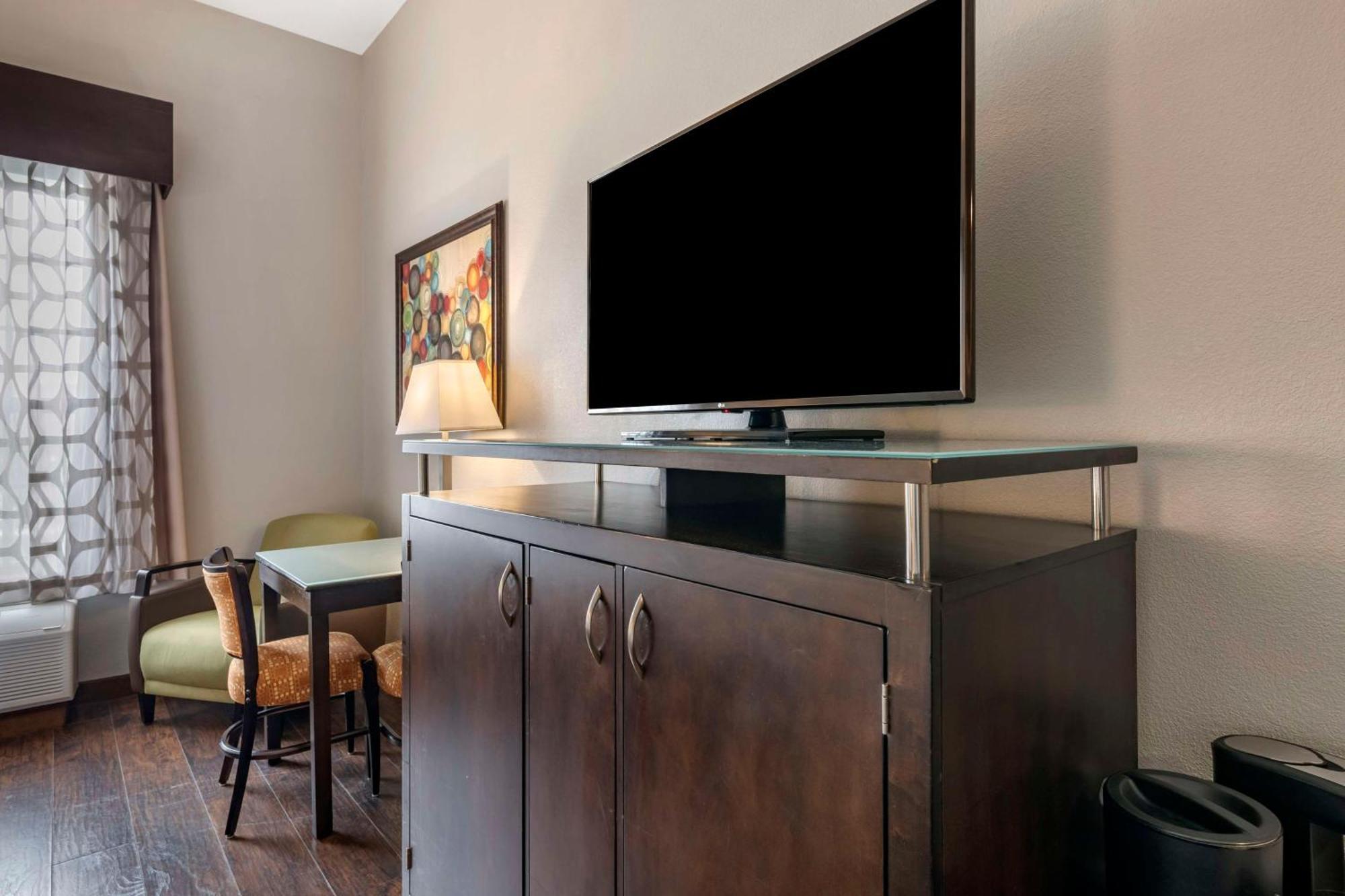 Queen Room Two Queen Beds Disability Access or Bath Tub