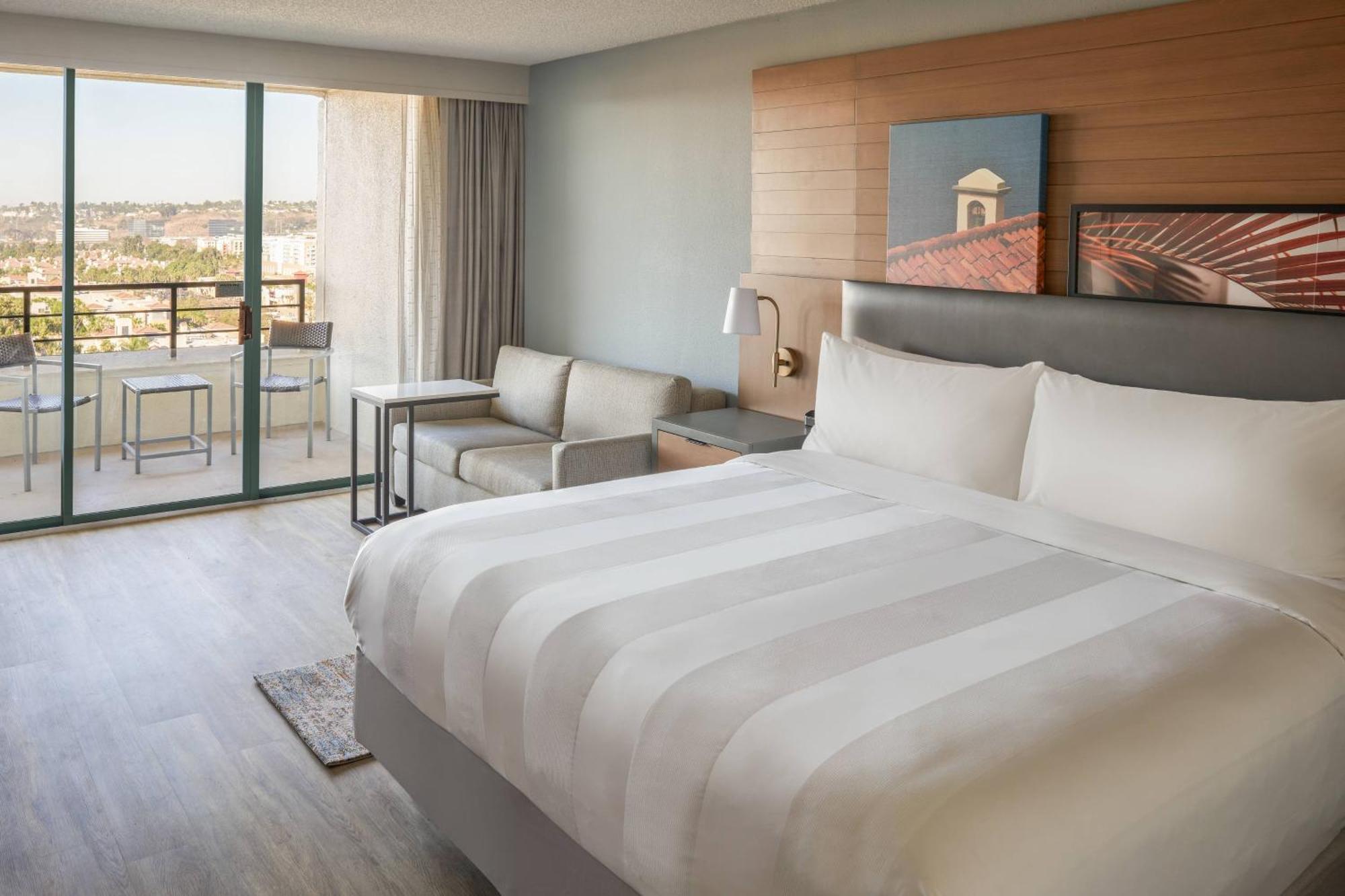 King Room Balcony City View