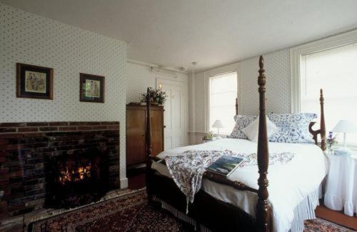 Deluxe Queen Room Fireplace