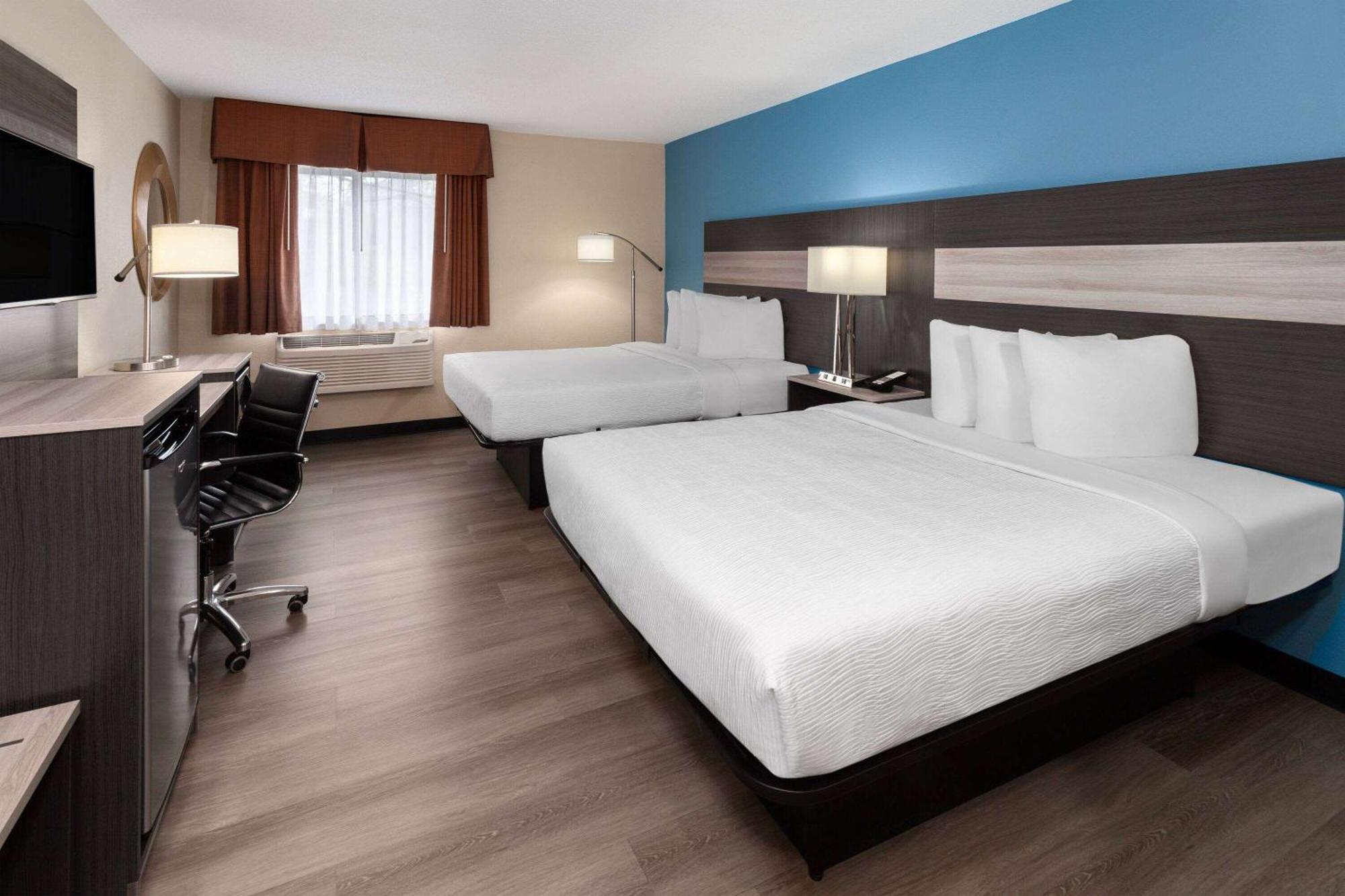 Queen Room with Two Queen Beds and Roll-in Shower - Mobility Accessible/Non-Smoking