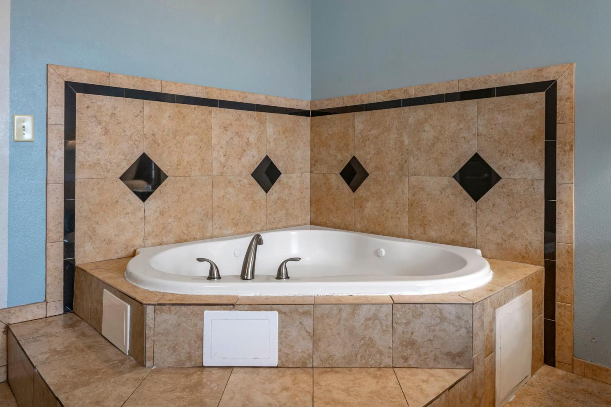 King Suite Whirlpool Non-Smoking
